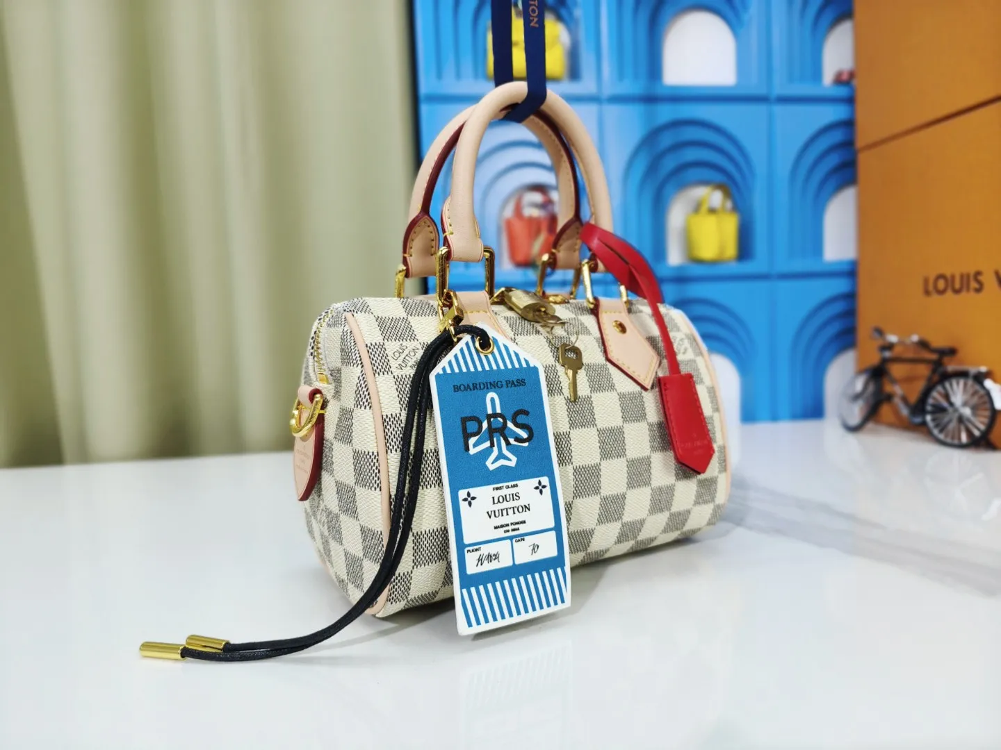 P230💰 M46222.M46234.M45957.M45948Presbyopia This Speedy Bandoulière 20 handbag is made of Monogram canvas, cow leather trim and fabric lining. It continues the classic design of Louis Vuitton Speedy travel bag in a compact size. It is equipped with rolled leather handles and a detachable and adjustable fabric shoulder strap embellished with the brand's logo texture. Detailed features 20.5 x 13.5 x 12 cm (length x height x width)