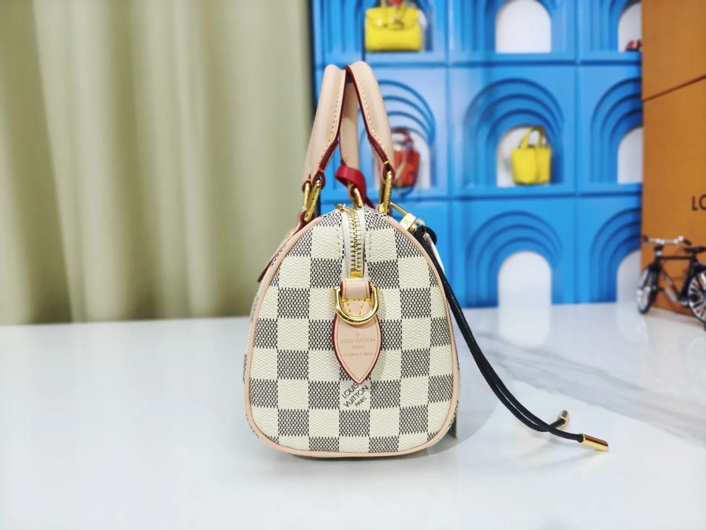 P230💰 M46222.M46234.M45957.M45948Presbyopia This Speedy Bandoulière 20 handbag is made of Monogram canvas, cow leather trim and fabric lining. It continues the classic design of Louis Vuitton Speedy travel bag in a compact size. It is equipped with rolled leather handles and a detachable and adjustable fabric shoulder strap embellished with the brand's logo texture. Detailed features 20.5 x 13.5 x 12 cm (length x height x width)
