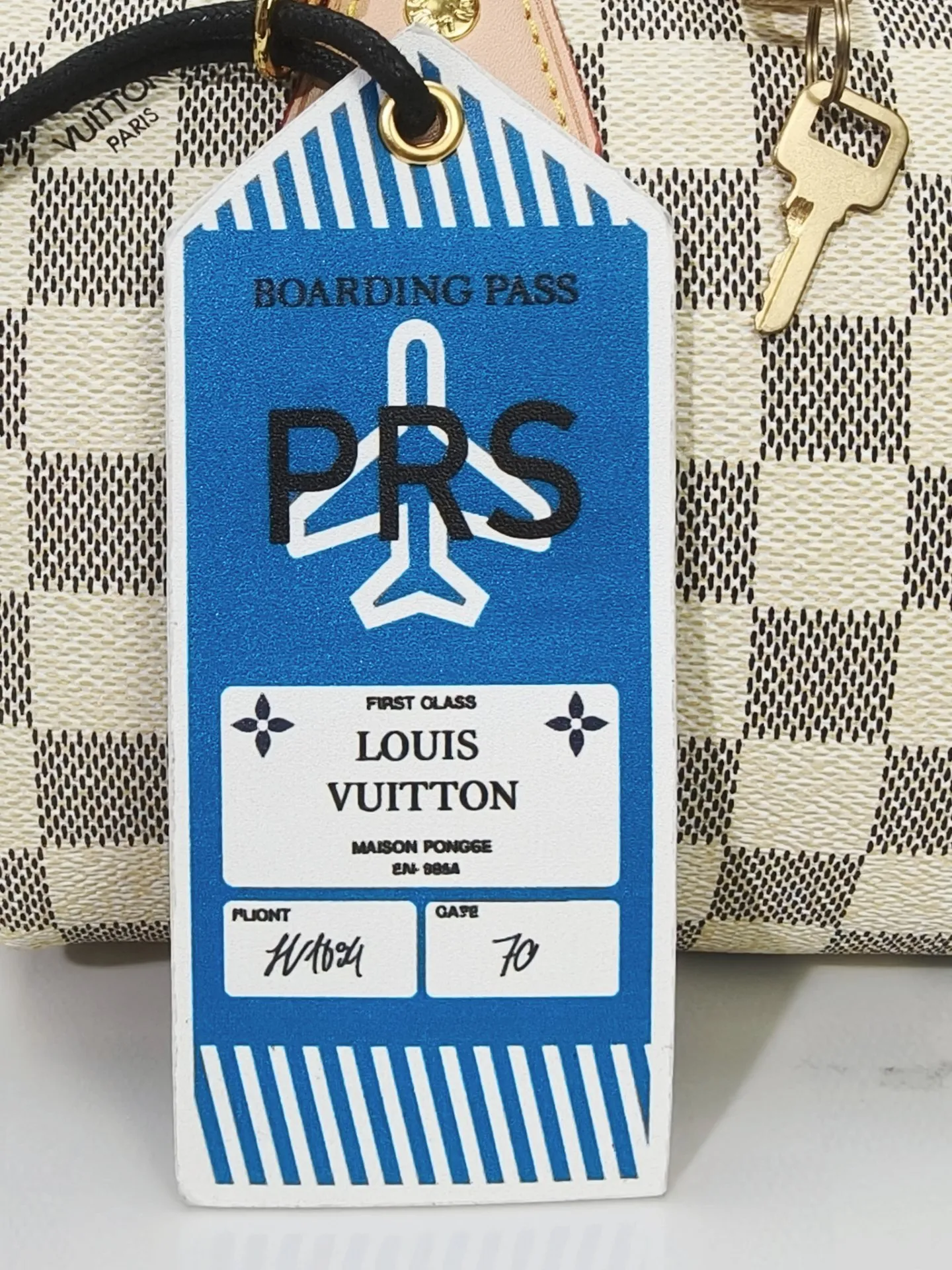 P230💰 M46222.M46234.M45957.M45948Presbyopia This Speedy Bandoulière 20 handbag is made of Monogram canvas, cow leather trim and fabric lining. It continues the classic design of Louis Vuitton Speedy travel bag in a compact size. It is equipped with rolled leather handles and a detachable and adjustable fabric shoulder strap embellished with the brand's logo texture. Detailed features 20.5 x 13.5 x 12 cm (length x height x width)