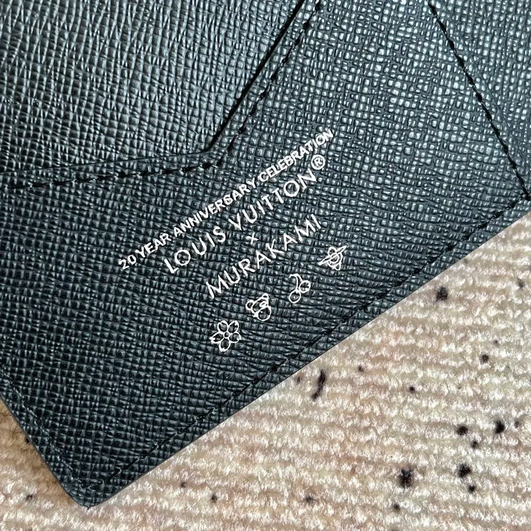 Factory Price 280 Top Original LV x TM Passport Case M13414 Black Color (White Color Black Color-Takashi Murakami) This passport cover is lined with coated canvas and cow leather, and the Monogram pattern is updated with the rainbow tones of artist Takashi Murakami, which expresses the dynamic style of the Louis Vuitton x Murakami collaboration series. Card compartments and multiple pockets add functional details. Dimensions: 14 x 2.5 x 10 cm