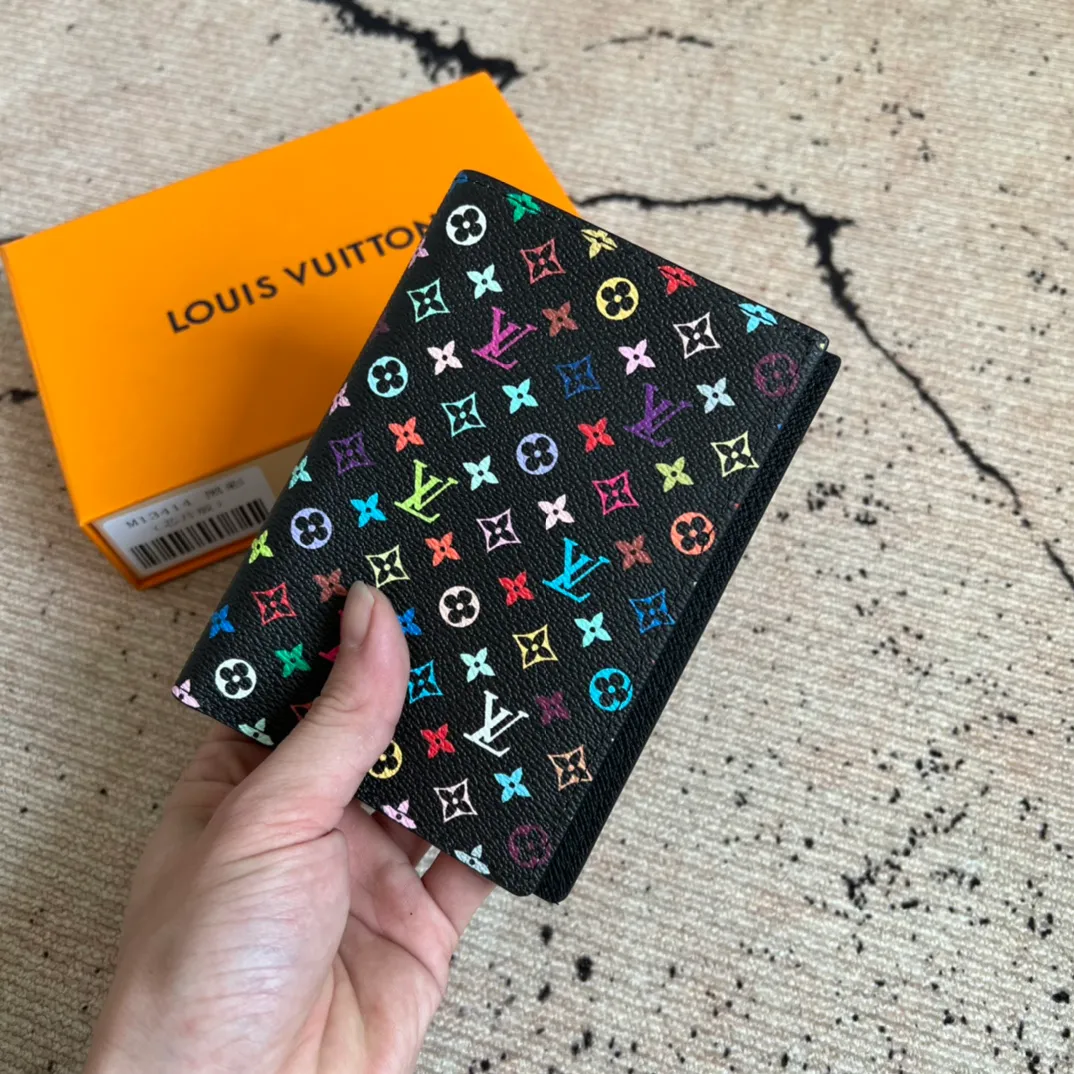 Factory Price 280 Top Original LV x TM Passport Case M13414 Black Color (White Color Black Color-Takashi Murakami) This passport cover is lined with coated canvas and cow leather, and the Monogram pattern is updated with the rainbow tones of artist Takashi Murakami, which expresses the dynamic style of the Louis Vuitton x Murakami collaboration series. Card compartments and multiple pockets add functional details. Dimensions: 14 x 2.5 x 10 cm