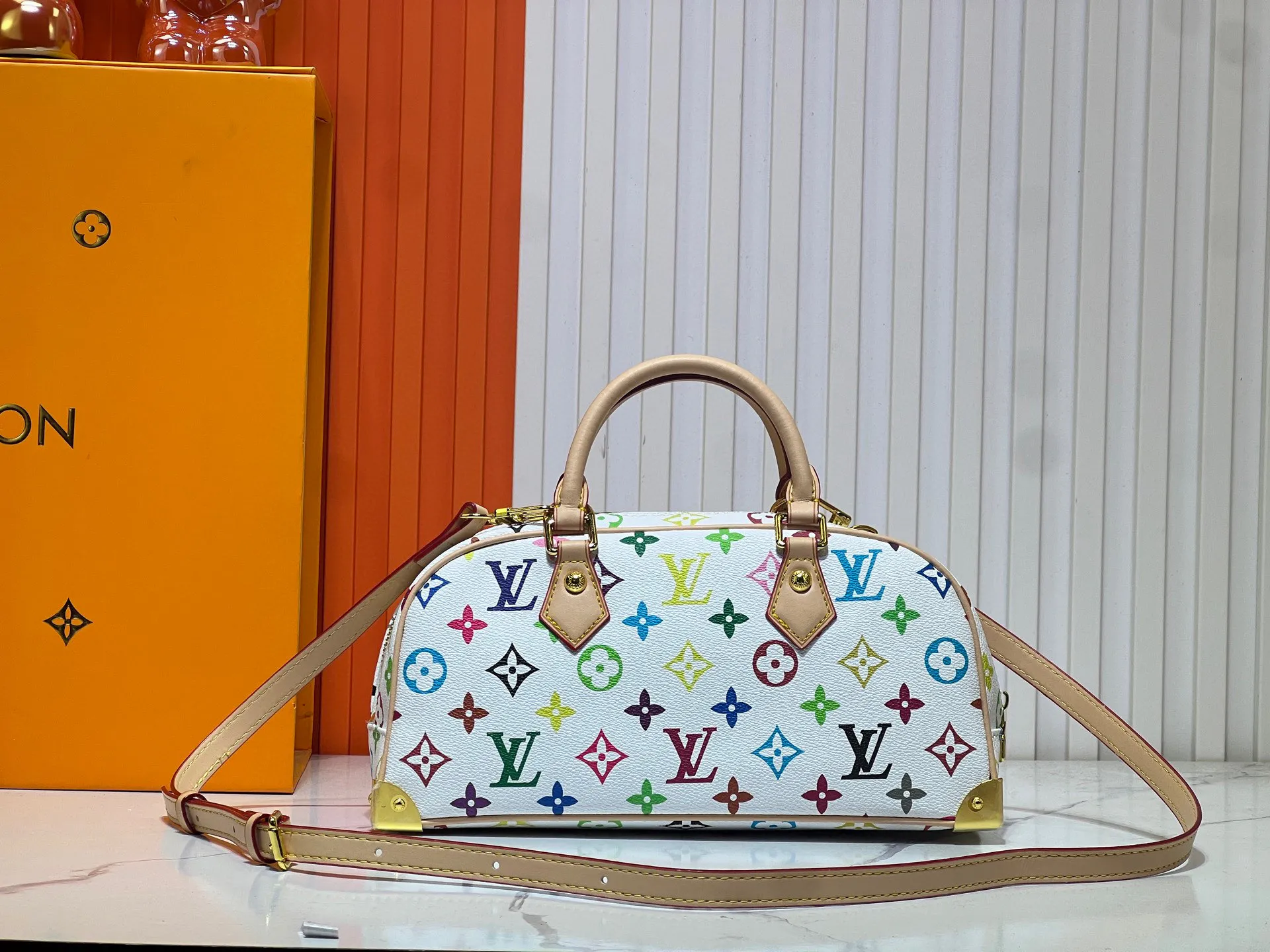 Batch 300💰Upgraded original M13084. This Handbag East West handbag is from the Louis Vuitton Sleek horizontal construction lines the top handle, studded side straps, detachable and adjustable shoulder strap and LV x TM key holder, with cowhide leather details and sophisticated corners that nod to the brand's traditional luggage. Dimensions: 27.0 x 14.0 x 10.0 cm (length x height x width)