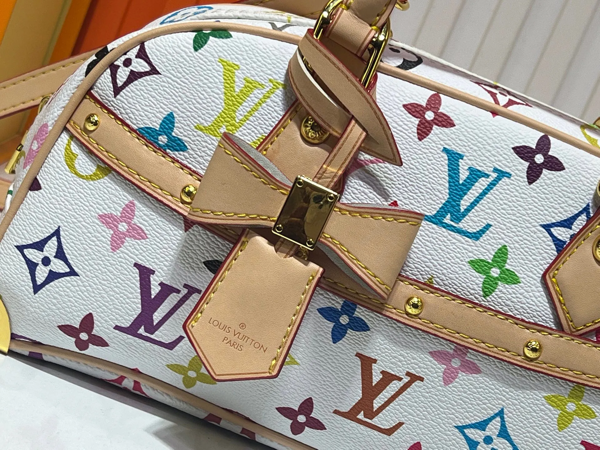 Batch 300💰Upgraded original M13084. This Handbag East West handbag is from the Louis Vuitton Sleek horizontal construction lines the top handle, studded side straps, detachable and adjustable shoulder strap and LV x TM key holder, with cowhide leather details and sophisticated corners that nod to the brand's traditional luggage. Dimensions: 27.0 x 14.0 x 10.0 cm (length x height x width)