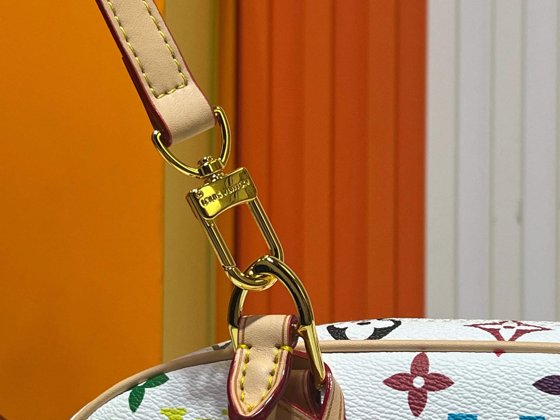 Batch 300💰Upgraded original M13084. This Handbag East West handbag is from the Louis Vuitton Sleek horizontal construction lines the top handle, studded side straps, detachable and adjustable shoulder strap and LV x TM key holder, with cowhide leather details and sophisticated corners that nod to the brand's traditional luggage. Dimensions: 27.0 x 14.0 x 10.0 cm (length x height x width)
