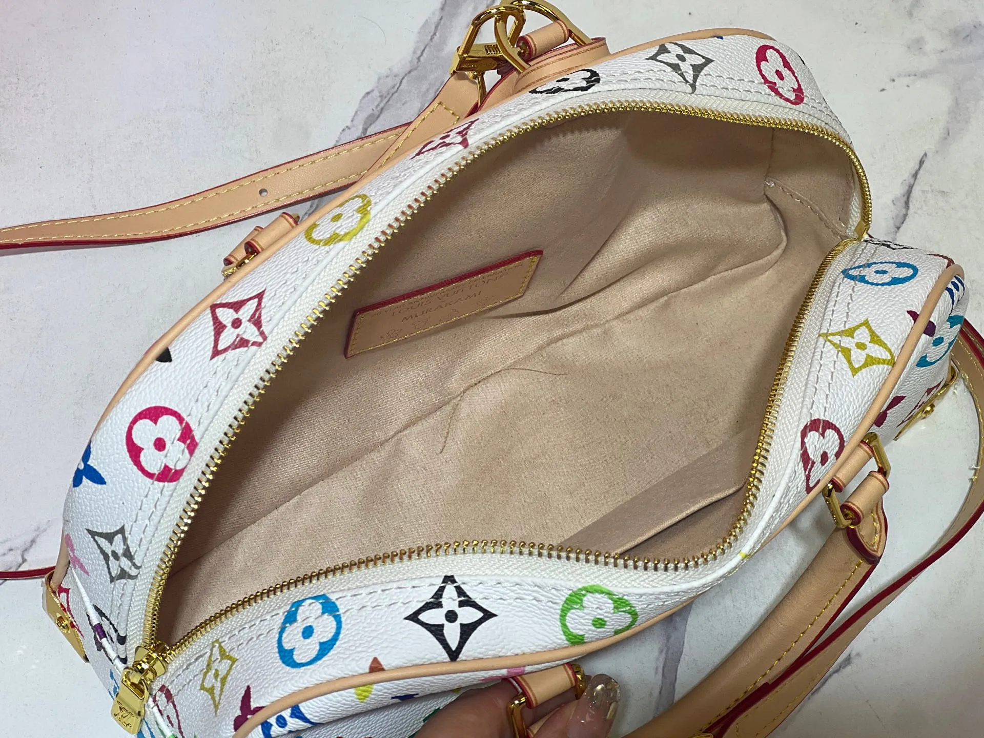Batch 300💰Upgraded original M13084. This Handbag East West handbag is from the Louis Vuitton Sleek horizontal construction lines the top handle, studded side straps, detachable and adjustable shoulder strap and LV x TM key holder, with cowhide leather details and sophisticated corners that nod to the brand's traditional luggage. Dimensions: 27.0 x 14.0 x 10.0 cm (length x height x width)