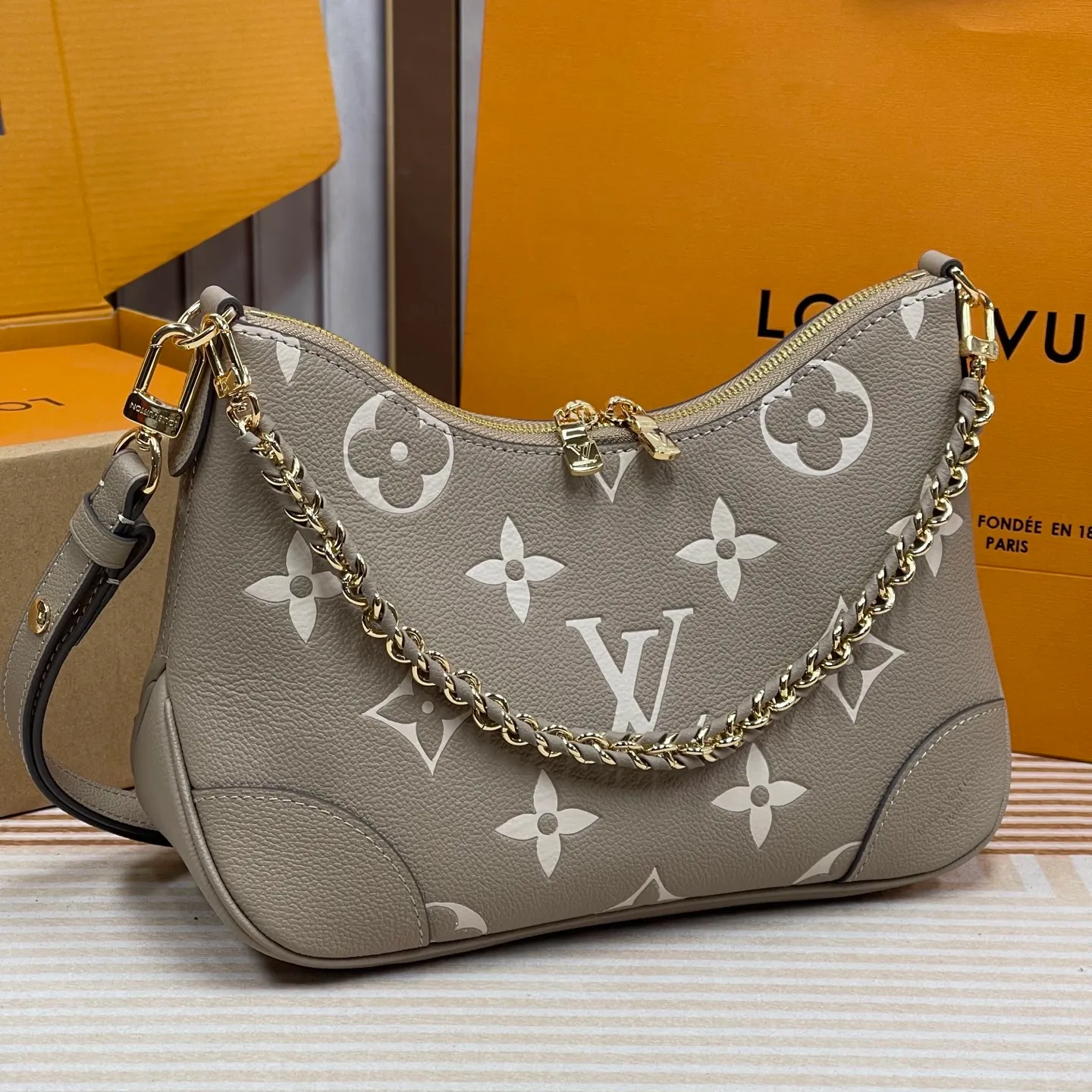 [Upgraded version] P760¥🎭High quality·Semi-steel hardware·Original single-grade·Model M13224 embossed first-layer cowhide BOULOGNE handbag This Boulogne handbag uses Monogram Empreinte leather to reinterpret the classic design and show off its individual style in a variety of carrying methods. An interior slip pocket can easily store your smartphone, and the braided chain is accented with dazzling hardware. Detailed features Dimensions: 29 x 16x9.5 cm (Length x Height