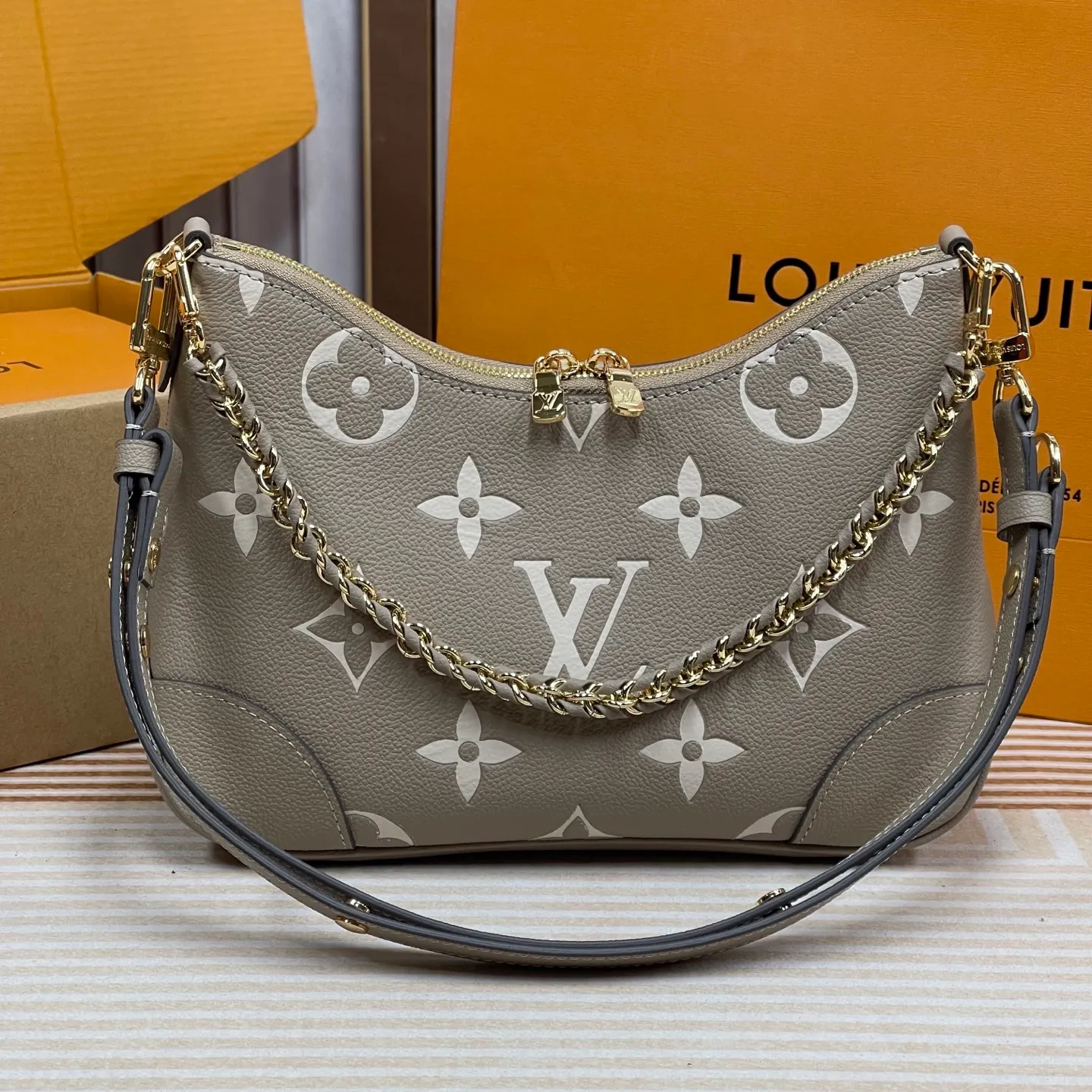 [Upgraded version] P760¥🎭High quality·Semi-steel hardware·Original single-grade·Model M13224 embossed first-layer cowhide BOULOGNE handbag This Boulogne handbag uses Monogram Empreinte leather to reinterpret the classic design and show off its individual style in a variety of carrying methods. An interior slip pocket can easily store your smartphone, and the braided chain is accented with dazzling hardware. Detailed features Dimensions: 29 x 16x9.5 cm (Length x Height