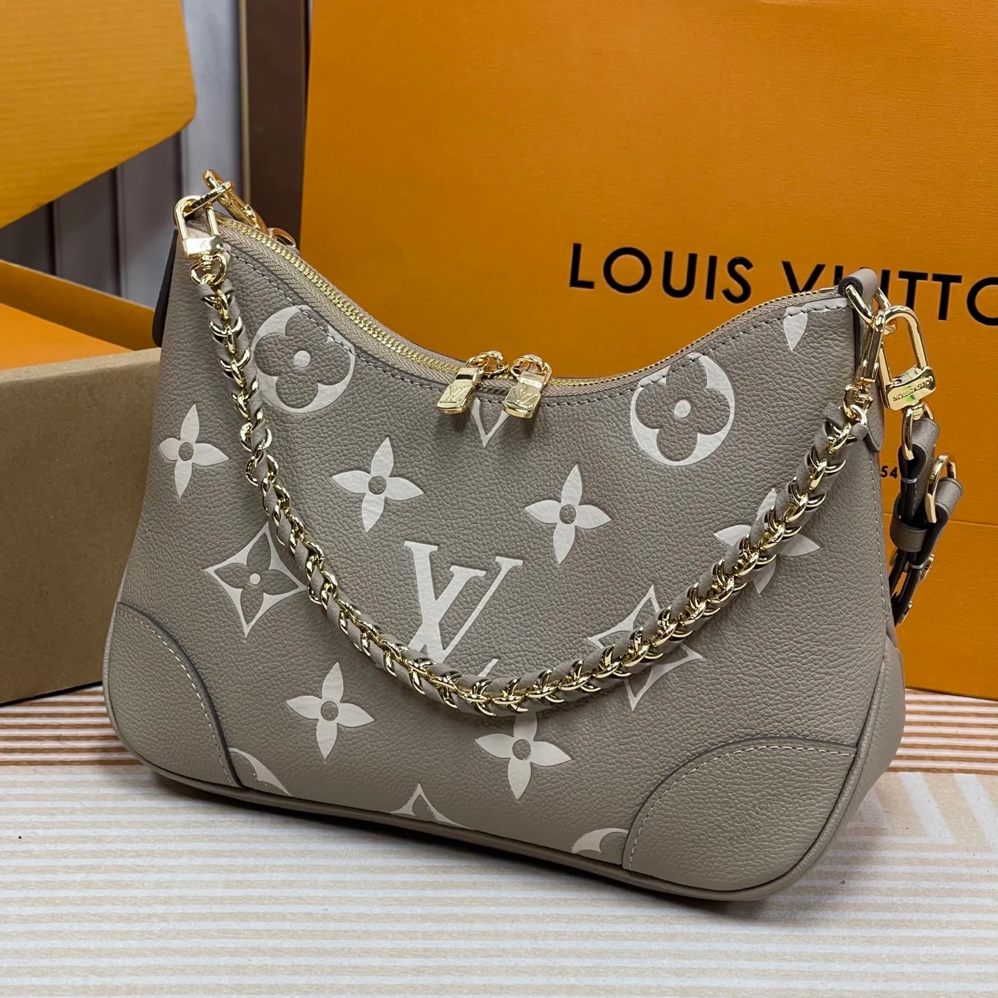 [Upgraded version] P760¥🎭High quality·Semi-steel hardware·Original single-grade·Model M13224 embossed first-layer cowhide BOULOGNE handbag This Boulogne handbag uses Monogram Empreinte leather to reinterpret the classic design and show off its individual style in a variety of carrying methods. An interior slip pocket can easily store your smartphone, and the braided chain is accented with dazzling hardware. Detailed features Dimensions: 29 x 16x9.5 cm (Length x Height