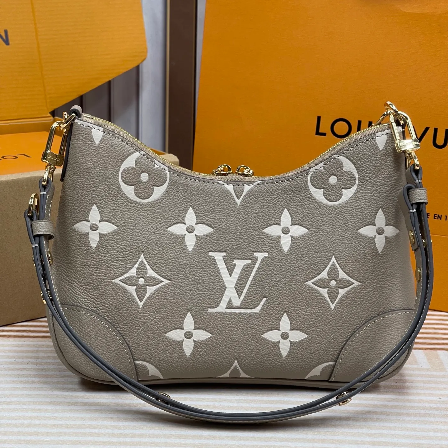 [Upgraded version] P760¥🎭High quality·Semi-steel hardware·Original single-grade·Model M13224 embossed first-layer cowhide BOULOGNE handbag This Boulogne handbag uses Monogram Empreinte leather to reinterpret the classic design and show off its individual style in a variety of carrying methods. An interior slip pocket can easily store your smartphone, and the braided chain is accented with dazzling hardware. Detailed features Dimensions: 29 x 16x9.5 cm (Length x Height
