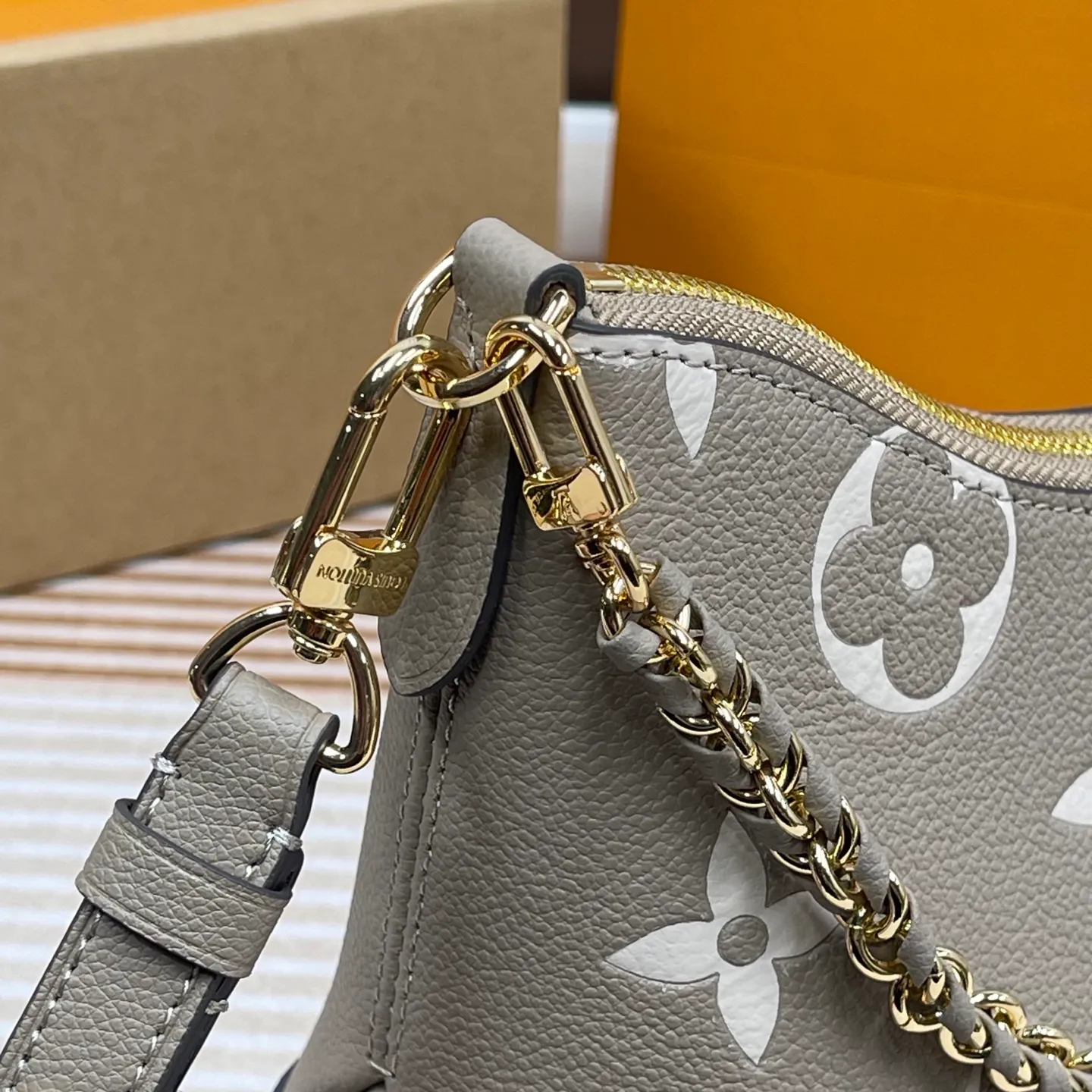 [Upgraded version] P760¥🎭High quality·Semi-steel hardware·Original single-grade·Model M13224 embossed first-layer cowhide BOULOGNE handbag This Boulogne handbag uses Monogram Empreinte leather to reinterpret the classic design and show off its individual style in a variety of carrying methods. An interior slip pocket can easily store your smartphone, and the braided chain is accented with dazzling hardware. Detailed features Dimensions: 29 x 16x9.5 cm (Length x Height