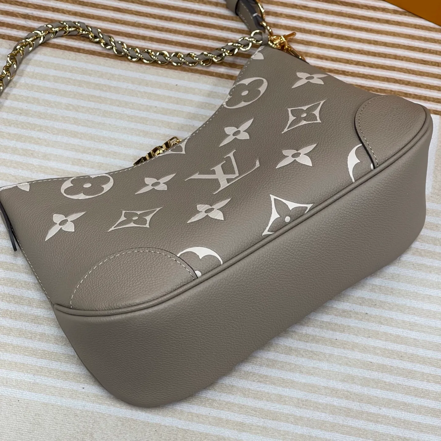 [Upgraded version] P760¥🎭High quality·Semi-steel hardware·Original single-grade·Model M13224 embossed first-layer cowhide BOULOGNE handbag This Boulogne handbag uses Monogram Empreinte leather to reinterpret the classic design and show off its individual style in a variety of carrying methods. An interior slip pocket can easily store your smartphone, and the braided chain is accented with dazzling hardware. Detailed features Dimensions: 29 x 16x9.5 cm (Length x Height