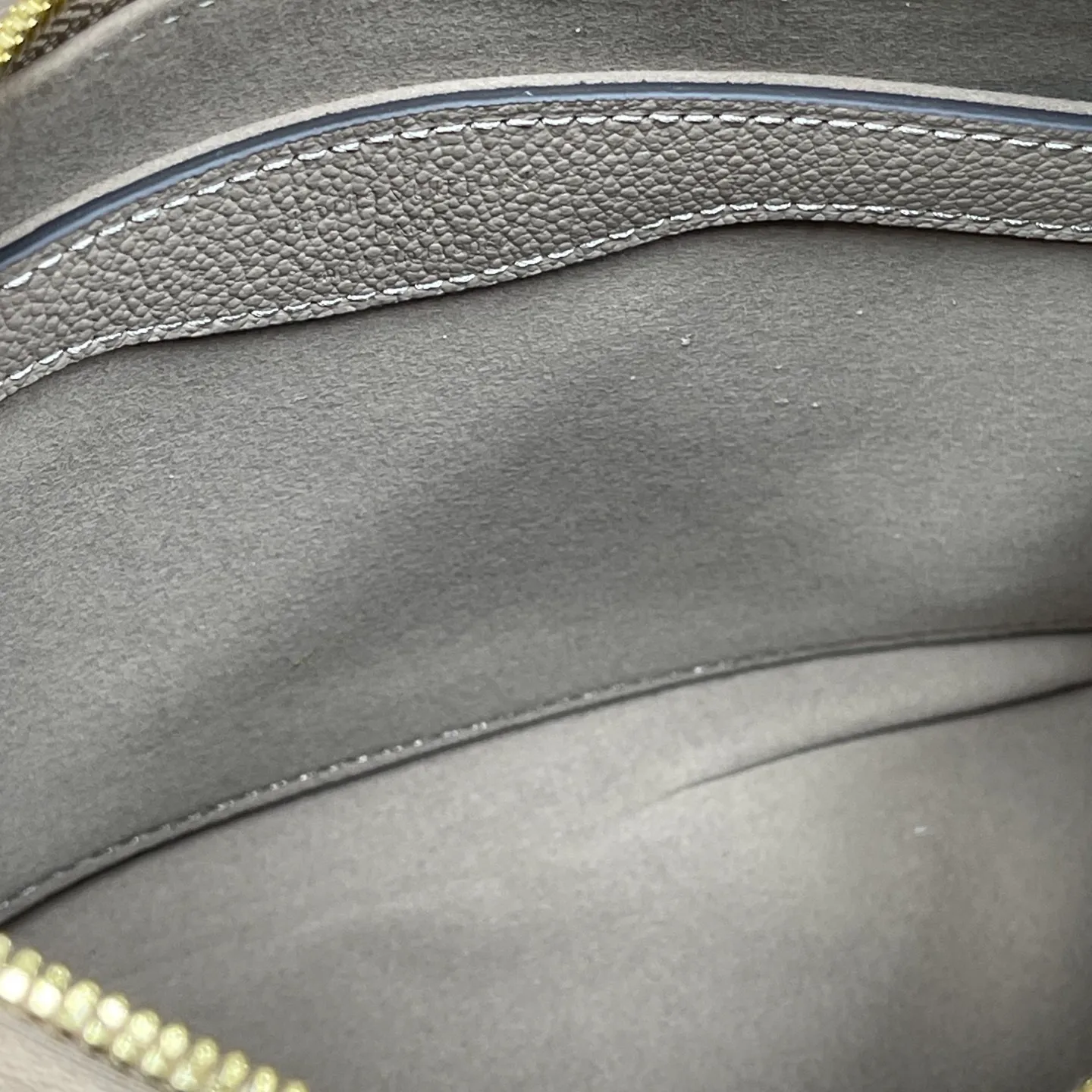 [Upgraded version] P760¥🎭High quality·Semi-steel hardware·Original single-grade·Model M13224 embossed first-layer cowhide BOULOGNE handbag This Boulogne handbag uses Monogram Empreinte leather to reinterpret the classic design and show off its individual style in a variety of carrying methods. An interior slip pocket can easily store your smartphone, and the braided chain is accented with dazzling hardware. Detailed features Dimensions: 29 x 16x9.5 cm (Length x Height