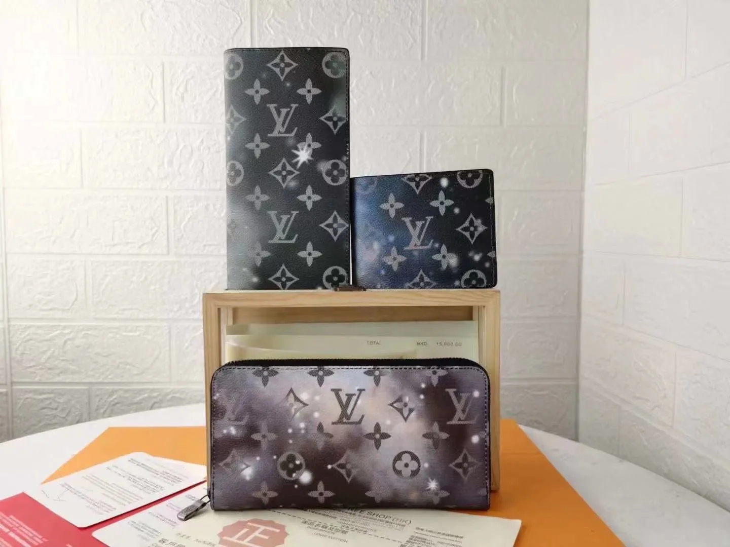 P110 top original version [actual shot with home background] model number M67249 (60895) starry sky wallet clip, suit clip Louis Vuitton has set its sights on the bright and boundless vastness of space and redesigned the Pochette Voyage wallet clip in the 2019 spring and summer pre-show series! The classic Monogram pattern complements the dazzling stars and the dying sun. 11x9x2cm.