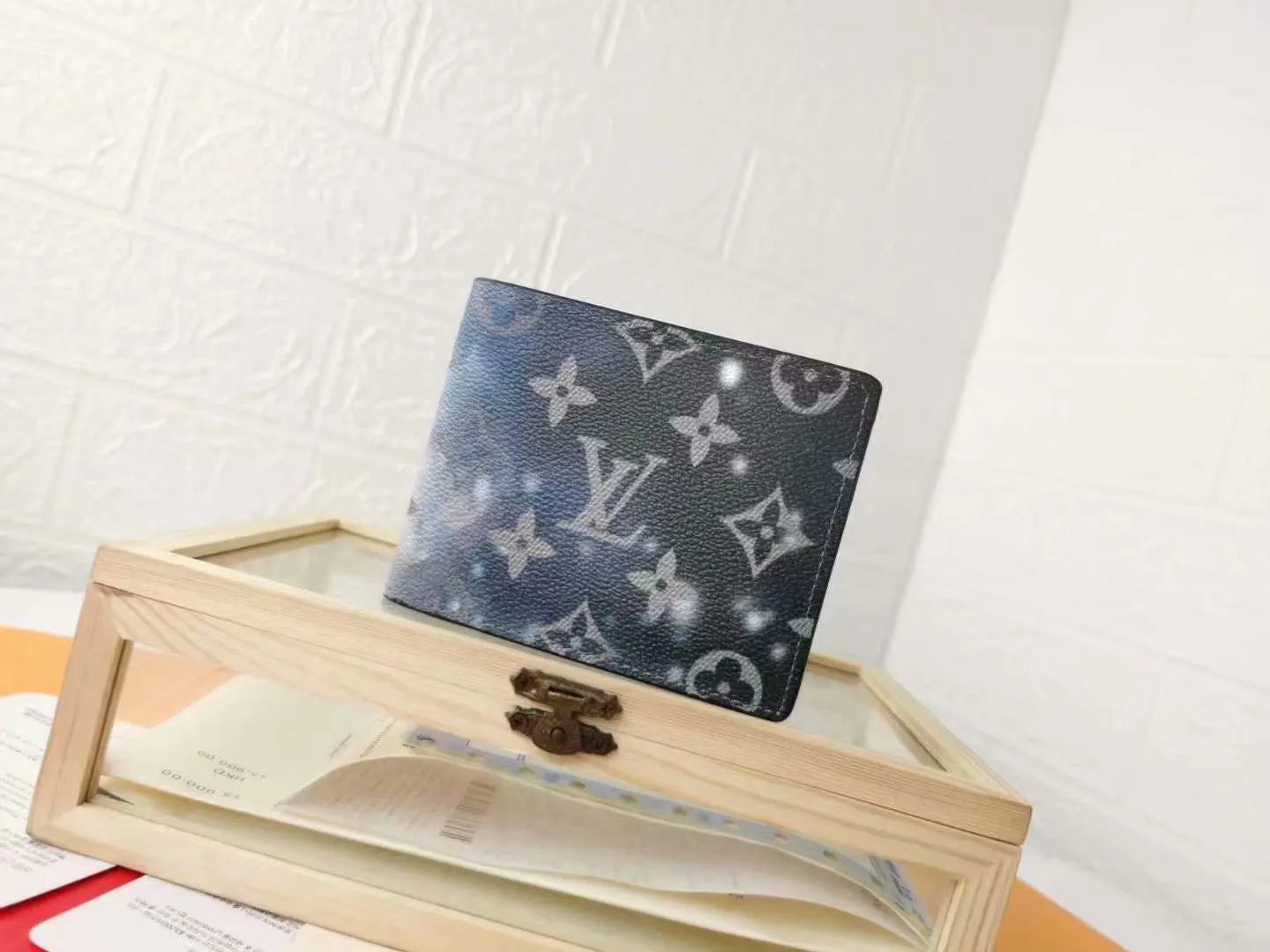 P110 top original version [actual shot with home background] model number M67249 (60895) starry sky wallet clip, suit clip Louis Vuitton has set its sights on the bright and boundless vastness of space and redesigned the Pochette Voyage wallet clip in the 2019 spring and summer pre-show series! The classic Monogram pattern complements the dazzling stars and the dying sun. 11x9x2cm.