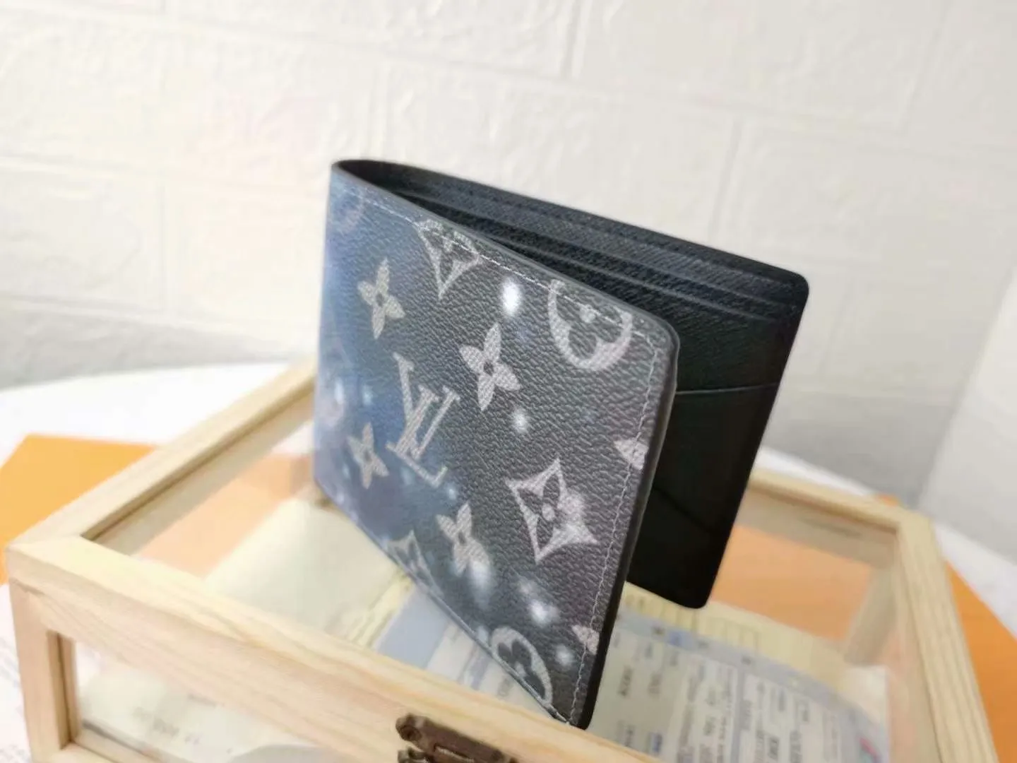 P110 top original version [actual shot with home background] model number M67249 (60895) starry sky wallet clip, suit clip Louis Vuitton has set its sights on the bright and boundless vastness of space and redesigned the Pochette Voyage wallet clip in the 2019 spring and summer pre-show series! The classic Monogram pattern complements the dazzling stars and the dying sun. 11x9x2cm.