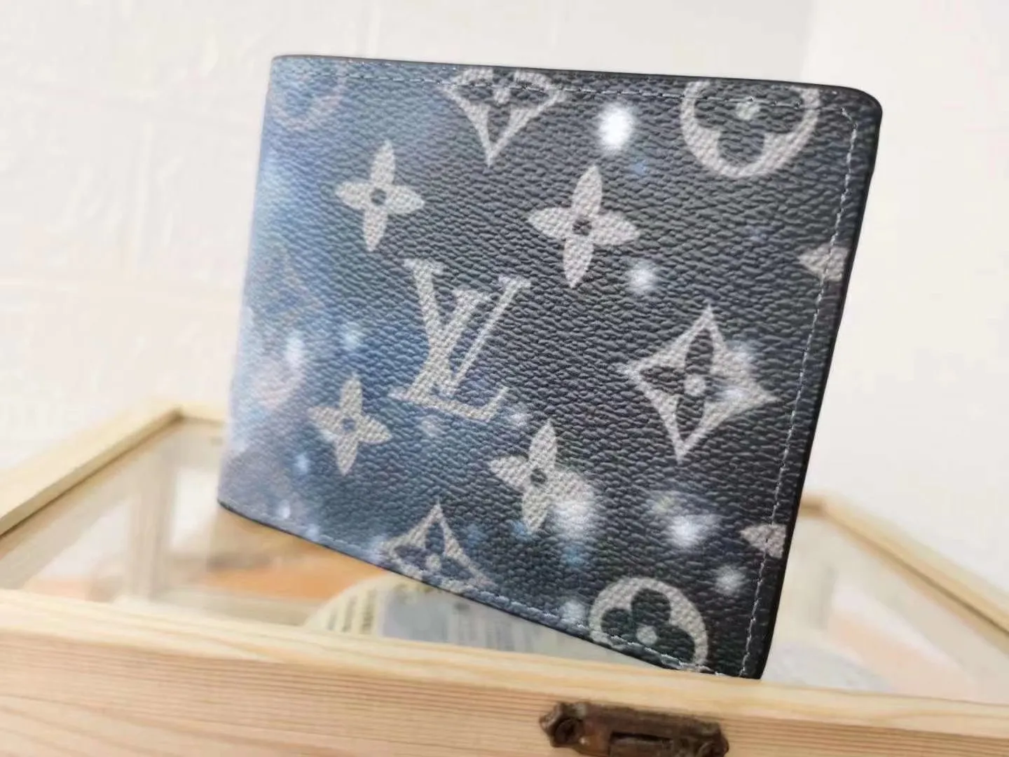P110 top original version [actual shot with home background] model number M67249 (60895) starry sky wallet clip, suit clip Louis Vuitton has set its sights on the bright and boundless vastness of space and redesigned the Pochette Voyage wallet clip in the 2019 spring and summer pre-show series! The classic Monogram pattern complements the dazzling stars and the dying sun. 11x9x2cm.