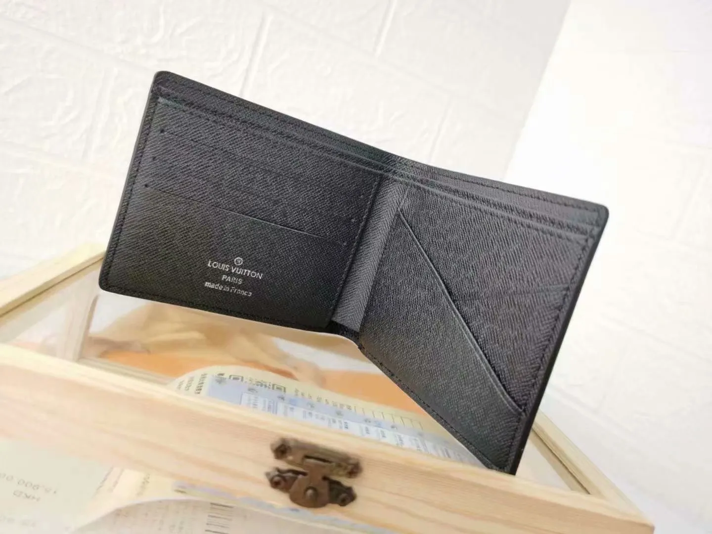 P110 top original version [actual shot with home background] model number M67249 (60895) starry sky wallet clip, suit clip Louis Vuitton has set its sights on the bright and boundless vastness of space and redesigned the Pochette Voyage wallet clip in the 2019 spring and summer pre-show series! The classic Monogram pattern complements the dazzling stars and the dying sun. 11x9x2cm.