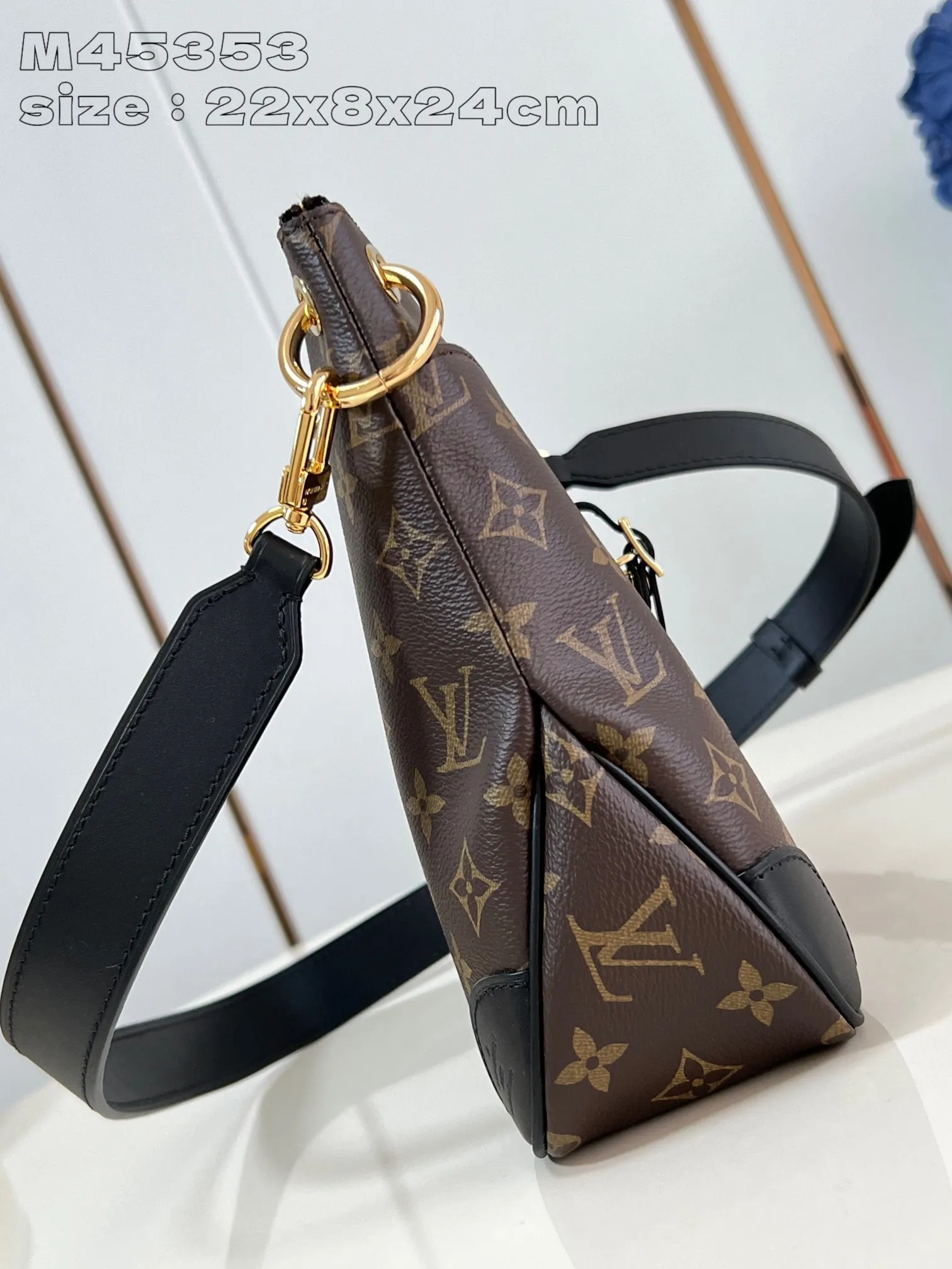 💰800 Top Original Order [Exclusive Real Shot M45353 Black] Louis Vuitton launches the new Odeon small handbag in the autumn and winter of 2020, integrating elegant style and practical function. Monogram canvas is complemented by a zipper design to create ample interior space, and the leather nameplate and reinforced leather corners continue the brand heritage. Adjustable leather strap allows for comfortable shoulder or cross-body wear. 22 x 8 x 24 cm (height x width x length)