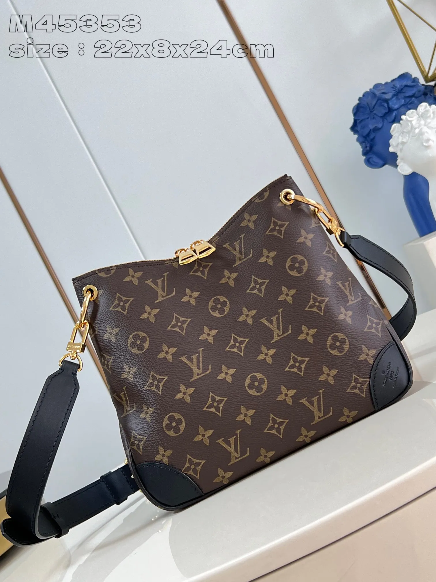 💰800 Top Original Order [Exclusive Real Shot M45353 Black] Louis Vuitton launches the new Odeon small handbag in the autumn and winter of 2020, integrating elegant style and practical function. Monogram canvas is complemented by a zipper design to create ample interior space, and the leather nameplate and reinforced leather corners continue the brand heritage. Adjustable leather strap allows for comfortable shoulder or cross-body wear. 22 x 8 x 24 cm (height x width x length)