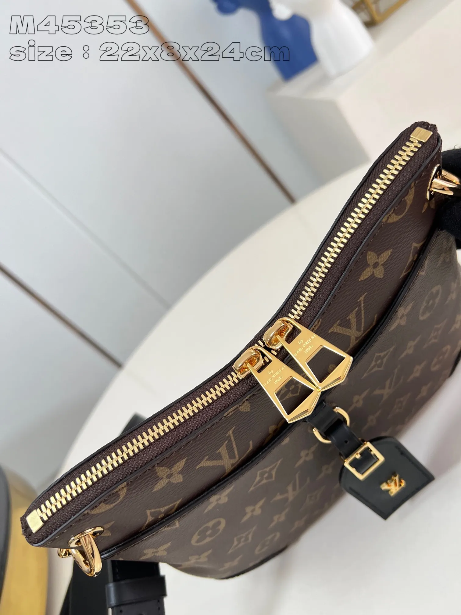 💰800 Top Original Order [Exclusive Real Shot M45353 Black] Louis Vuitton launches the new Odeon small handbag in the autumn and winter of 2020, integrating elegant style and practical function. Monogram canvas is complemented by a zipper design to create ample interior space, and the leather nameplate and reinforced leather corners continue the brand heritage. Adjustable leather strap allows for comfortable shoulder or cross-body wear. 22 x 8 x 24 cm (height x width x length)