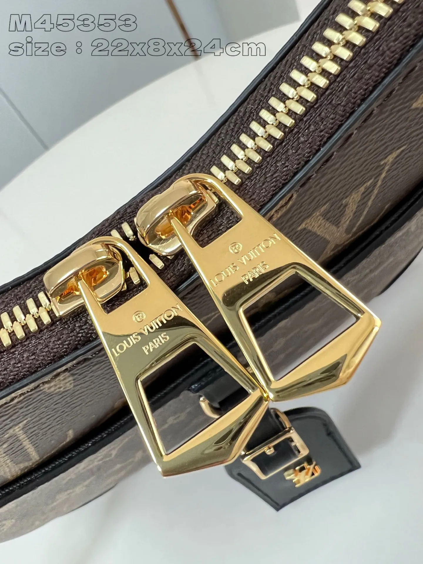 💰800 Top Original Order [Exclusive Real Shot M45353 Black] Louis Vuitton launches the new Odeon small handbag in the autumn and winter of 2020, integrating elegant style and practical function. Monogram canvas is complemented by a zipper design to create ample interior space, and the leather nameplate and reinforced leather corners continue the brand heritage. Adjustable leather strap allows for comfortable shoulder or cross-body wear. 22 x 8 x 24 cm (height x width x length)