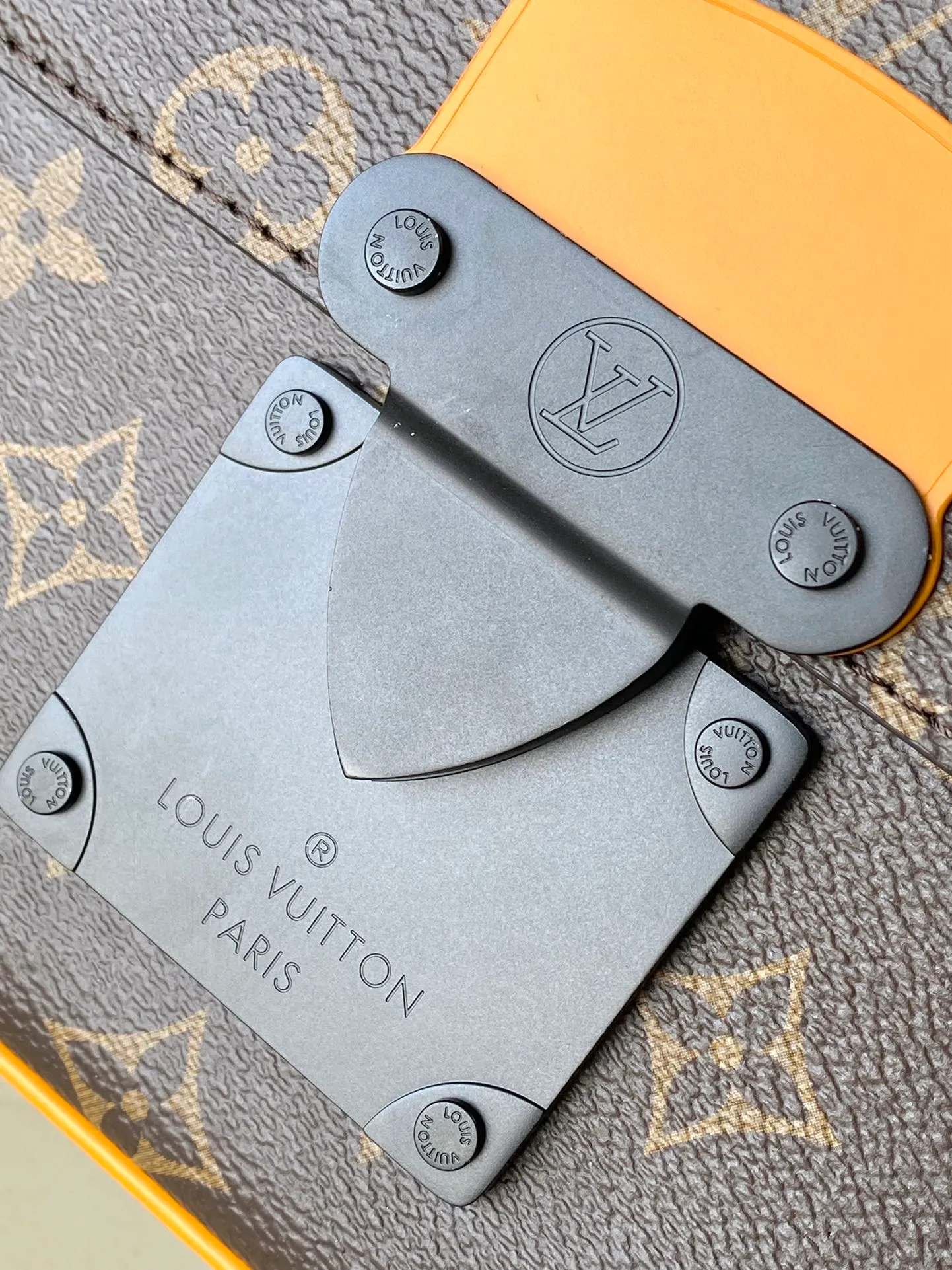 💰960 Top original order M46688 supports counter inspection. The photo taken of duty-free goods is consistent with the product and has not been unpacked. This product is an exclusive duty-free product in the market and is the highest-end product. Inspection is supported. This product has passed strict inspection and is flawless. Please wear gloves when touching the product. This product is not returnable or exchangeable. Please confirm the product first and then remove the label on the handle. This product is temporarily not open to the public, only regular customers, and is in short supply. Dimensions: 22 x 18 x 8 cm