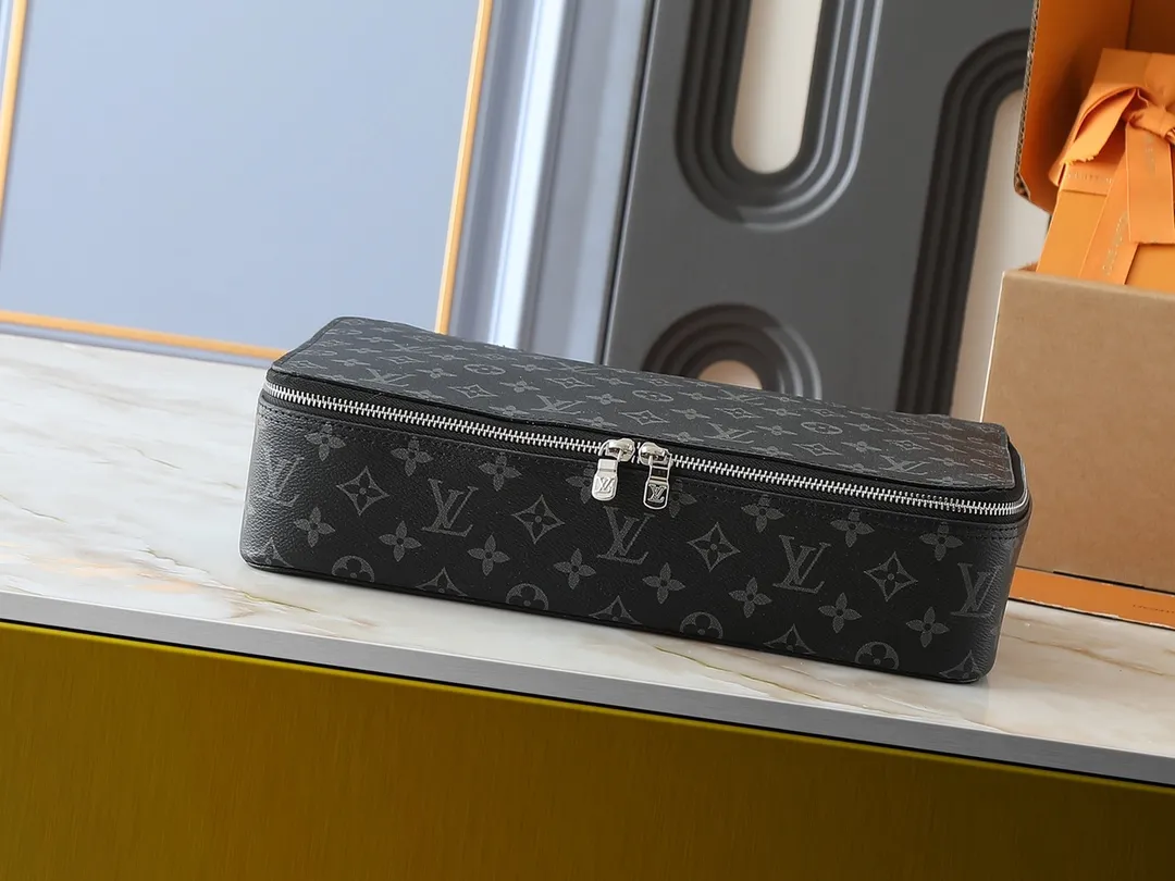 💰Large 130. Medium 120. Small 220💰Upgraded original M43690 M43689 M43688 old flower, black flower, black grid, jewelry box meets modern style travel jewelry box. Presbyopia storage box cosmetic bag box jewelry box, elegant red microfiber lining, this exquisite and elegant Monogram treasure can safely store earrings, necklaces, bracelets and rings. The size is large 34.0×22.0×8.5, medium 22.4x14x8.5, small 17x9.5x8.5 cm.