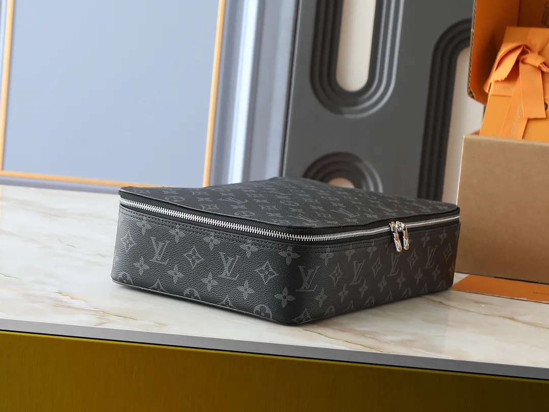 💰Large 130. Medium 120. Small 220💰Upgraded original M43690 M43689 M43688 old flower, black flower, black grid, jewelry box meets modern style travel jewelry box. Presbyopia storage box cosmetic bag box jewelry box, elegant red microfiber lining, this exquisite and elegant Monogram treasure can safely store earrings, necklaces, bracelets and rings. The size is large 34.0×22.0×8.5, medium 22.4x14x8.5, small 17x9.5x8.5 cm.
