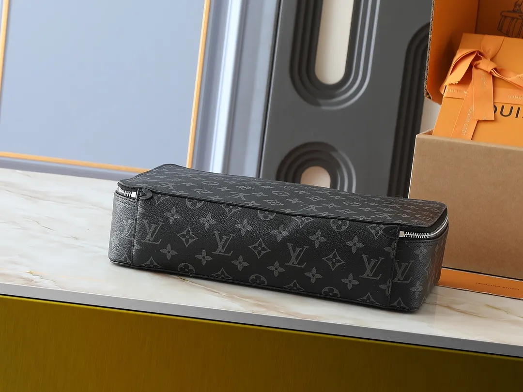 💰Large 130. Medium 120. Small 220💰Upgraded original M43690 M43689 M43688 old flower, black flower, black grid, jewelry box meets modern style travel jewelry box. Presbyopia storage box cosmetic bag box jewelry box, elegant red microfiber lining, this exquisite and elegant Monogram treasure can safely store earrings, necklaces, bracelets and rings. The size is large 34.0×22.0×8.5, medium 22.4x14x8.5, small 17x9.5x8.5 cm.