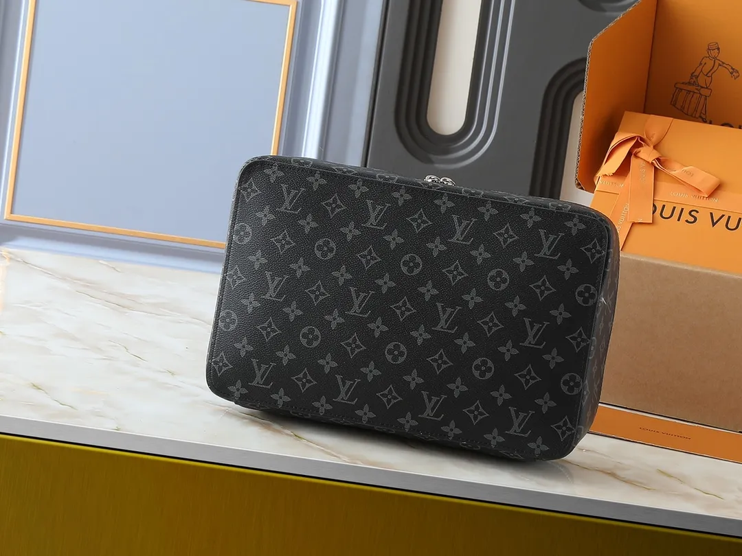💰Large 130. Medium 120. Small 220💰Upgraded original M43690 M43689 M43688 old flower, black flower, black grid, jewelry box meets modern style travel jewelry box. Presbyopia storage box cosmetic bag box jewelry box, elegant red microfiber lining, this exquisite and elegant Monogram treasure can safely store earrings, necklaces, bracelets and rings. The size is large 34.0×22.0×8.5, medium 22.4x14x8.5, small 17x9.5x8.5 cm.