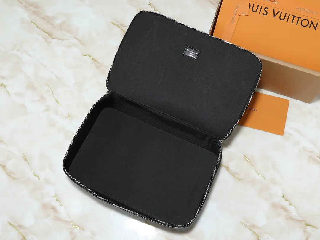 💰Large 130. Medium 120. Small 220💰Upgraded original M43690 M43689 M43688 old flower, black flower, black grid, jewelry box meets modern style travel jewelry box. Presbyopia storage box cosmetic bag box jewelry box, elegant red microfiber lining, this exquisite and elegant Monogram treasure can safely store earrings, necklaces, bracelets and rings. The size is large 34.0×22.0×8.5, medium 22.4x14x8.5, small 17x9.5x8.5 cm.