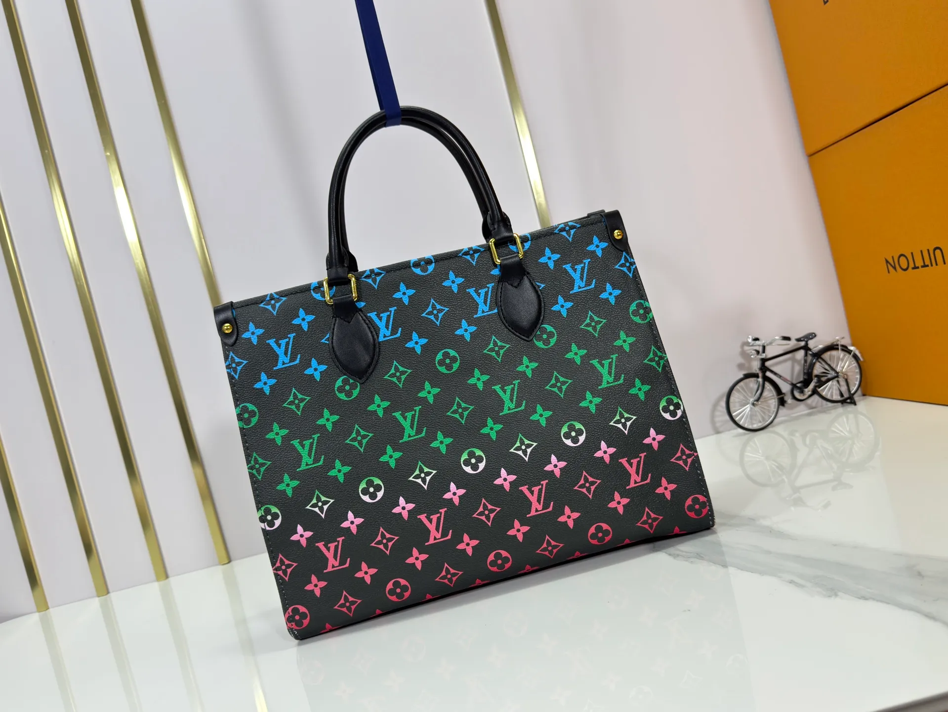 P260 Upgraded Original 🔥New 🔥M45039 M45321 M44571 This Onthego medium handbag uses classic Monogram canvas and Monogram Reverse canvas on both sides to present different styles at will. Toron's dual handles and shoulder strap allow for a variety of carrying options. Dimensions: 34.0 x 26.0 x 13.0 cm (length x height x width)