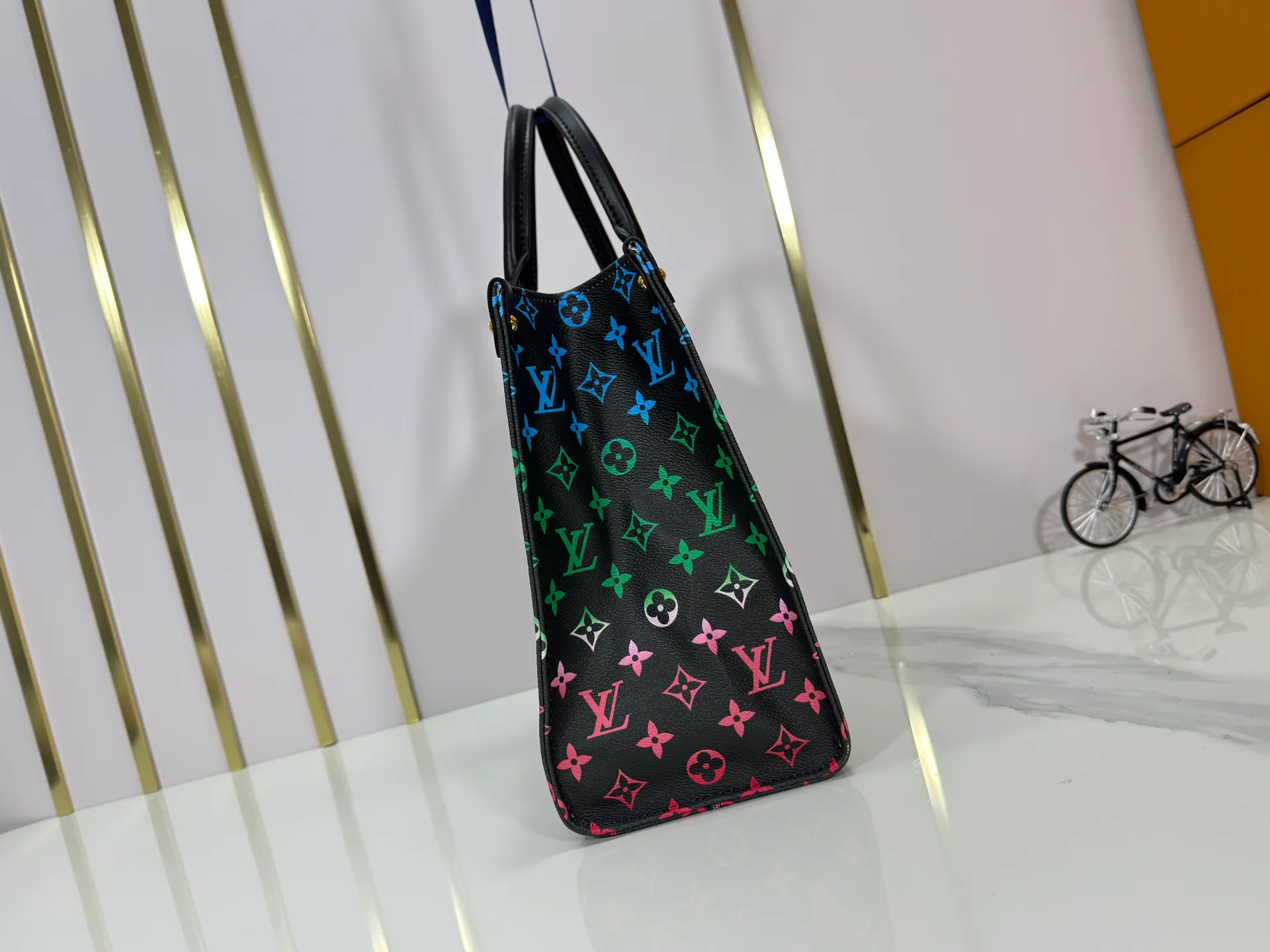 P260 Upgraded Original 🔥New 🔥M45039 M45321 M44571 This Onthego medium handbag uses classic Monogram canvas and Monogram Reverse canvas on both sides to present different styles at will. Toron's dual handles and shoulder strap allow for a variety of carrying options. Dimensions: 34.0 x 26.0 x 13.0 cm (length x height x width)