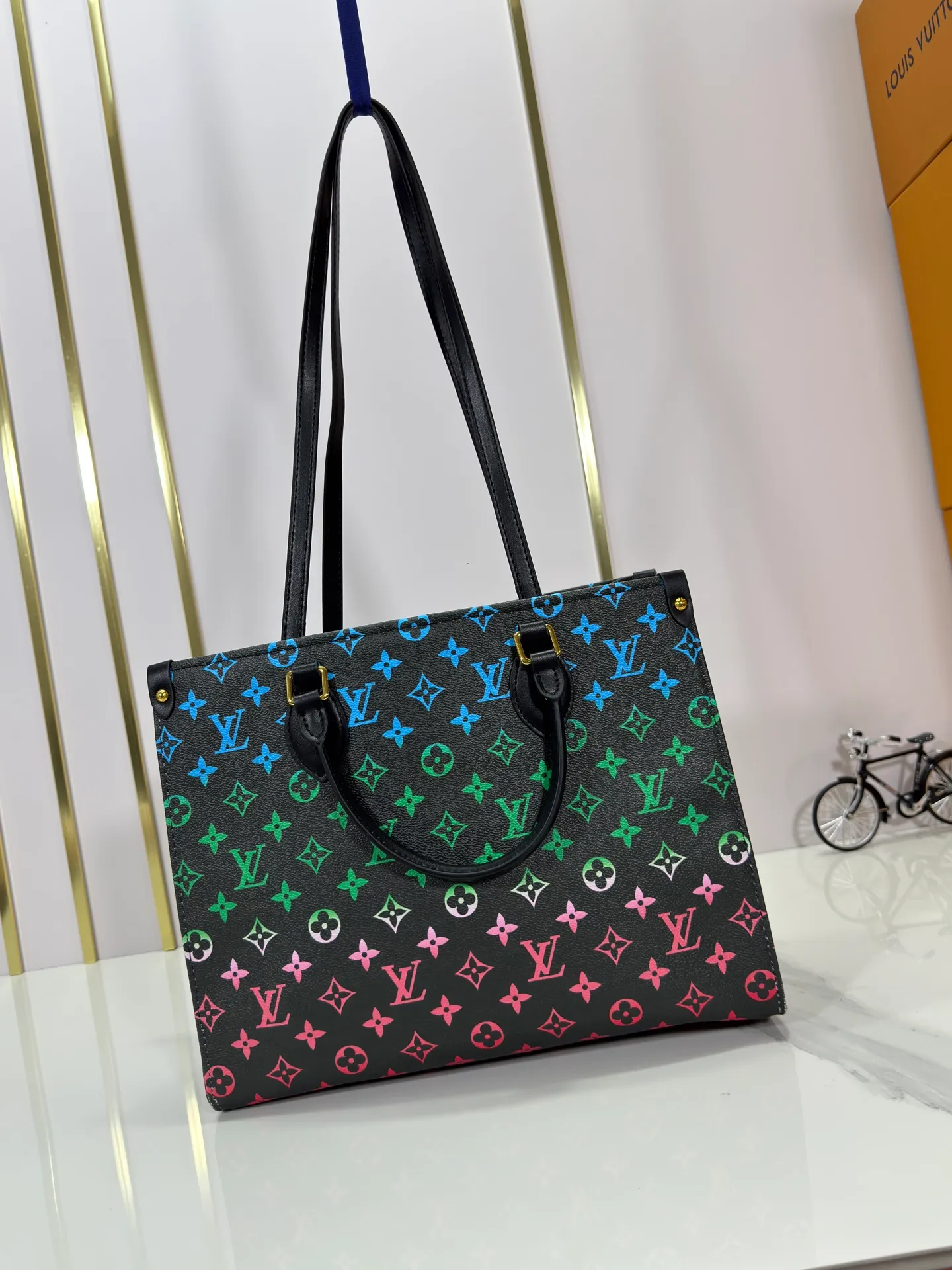P260 Upgraded Original 🔥New 🔥M45039 M45321 M44571 This Onthego medium handbag uses classic Monogram canvas and Monogram Reverse canvas on both sides to present different styles at will. Toron's dual handles and shoulder strap allow for a variety of carrying options. Dimensions: 34.0 x 26.0 x 13.0 cm (length x height x width)