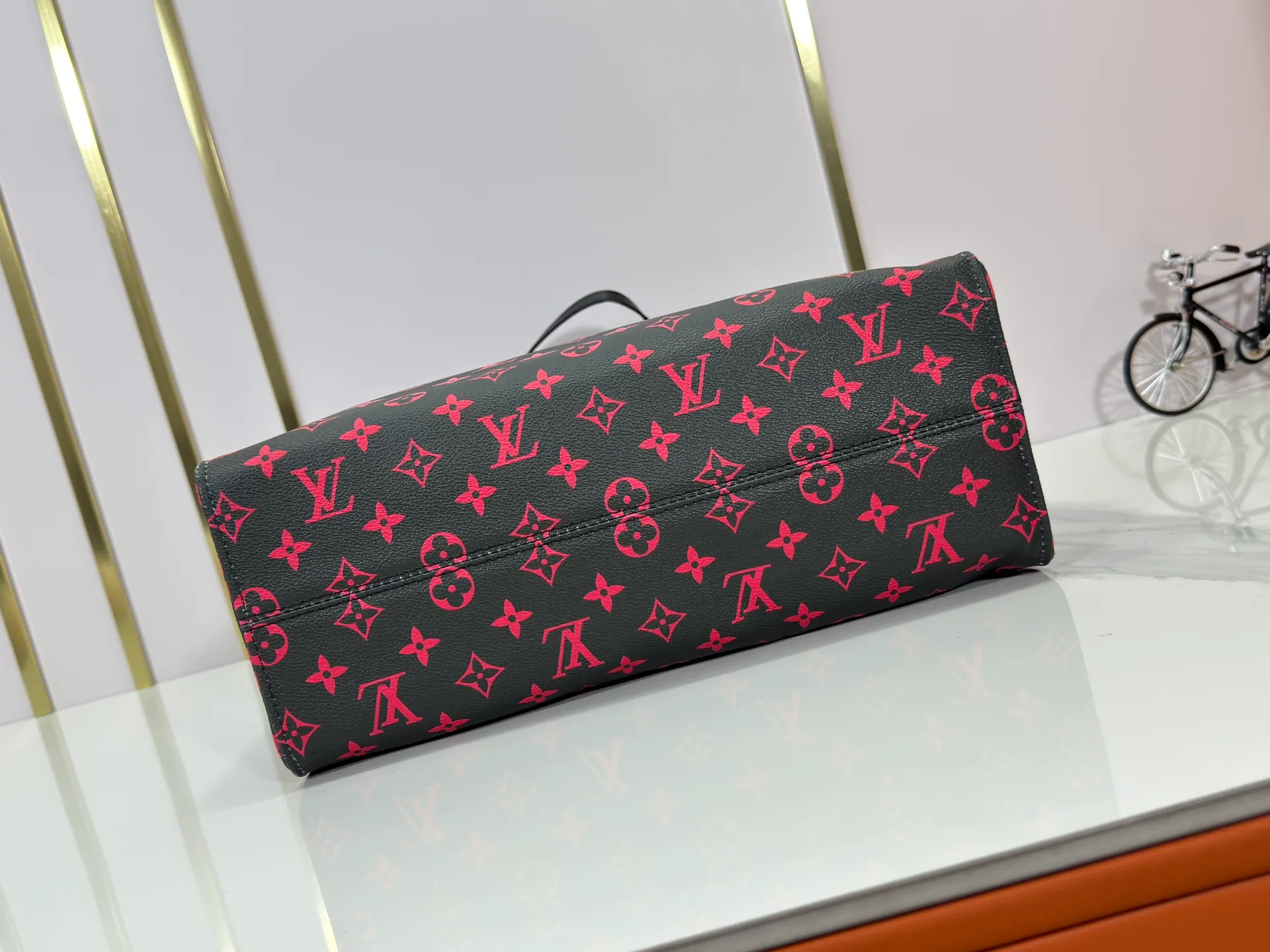 P260 Upgraded Original 🔥New 🔥M45039 M45321 M44571 This Onthego medium handbag uses classic Monogram canvas and Monogram Reverse canvas on both sides to present different styles at will. Toron's dual handles and shoulder strap allow for a variety of carrying options. Dimensions: 34.0 x 26.0 x 13.0 cm (length x height x width)