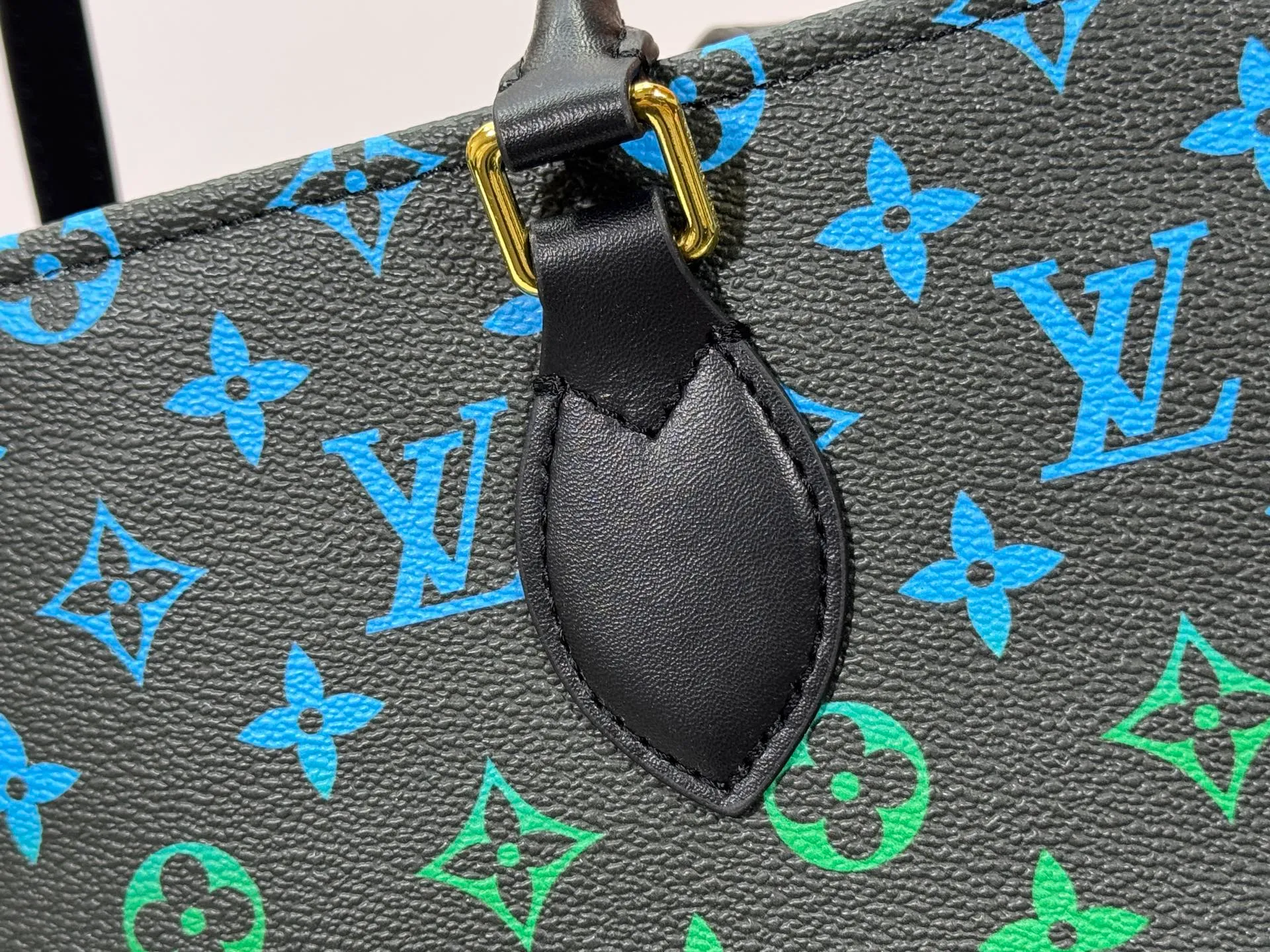 P260 Upgraded Original 🔥New 🔥M45039 M45321 M44571 This Onthego medium handbag uses classic Monogram canvas and Monogram Reverse canvas on both sides to present different styles at will. Toron's dual handles and shoulder strap allow for a variety of carrying options. Dimensions: 34.0 x 26.0 x 13.0 cm (length x height x width)