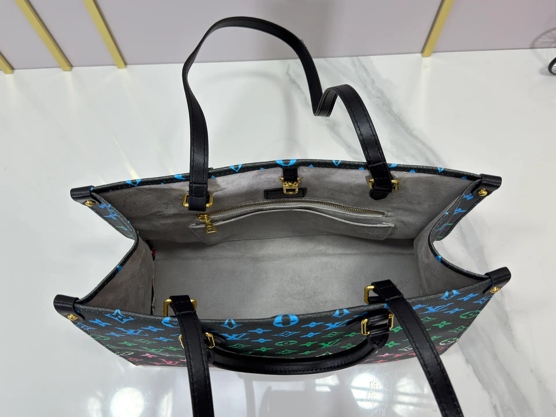 P260 Upgraded Original 🔥New 🔥M45039 M45321 M44571 This Onthego medium handbag uses classic Monogram canvas and Monogram Reverse canvas on both sides to present different styles at will. Toron's dual handles and shoulder strap allow for a variety of carrying options. Dimensions: 34.0 x 26.0 x 13.0 cm (length x height x width)