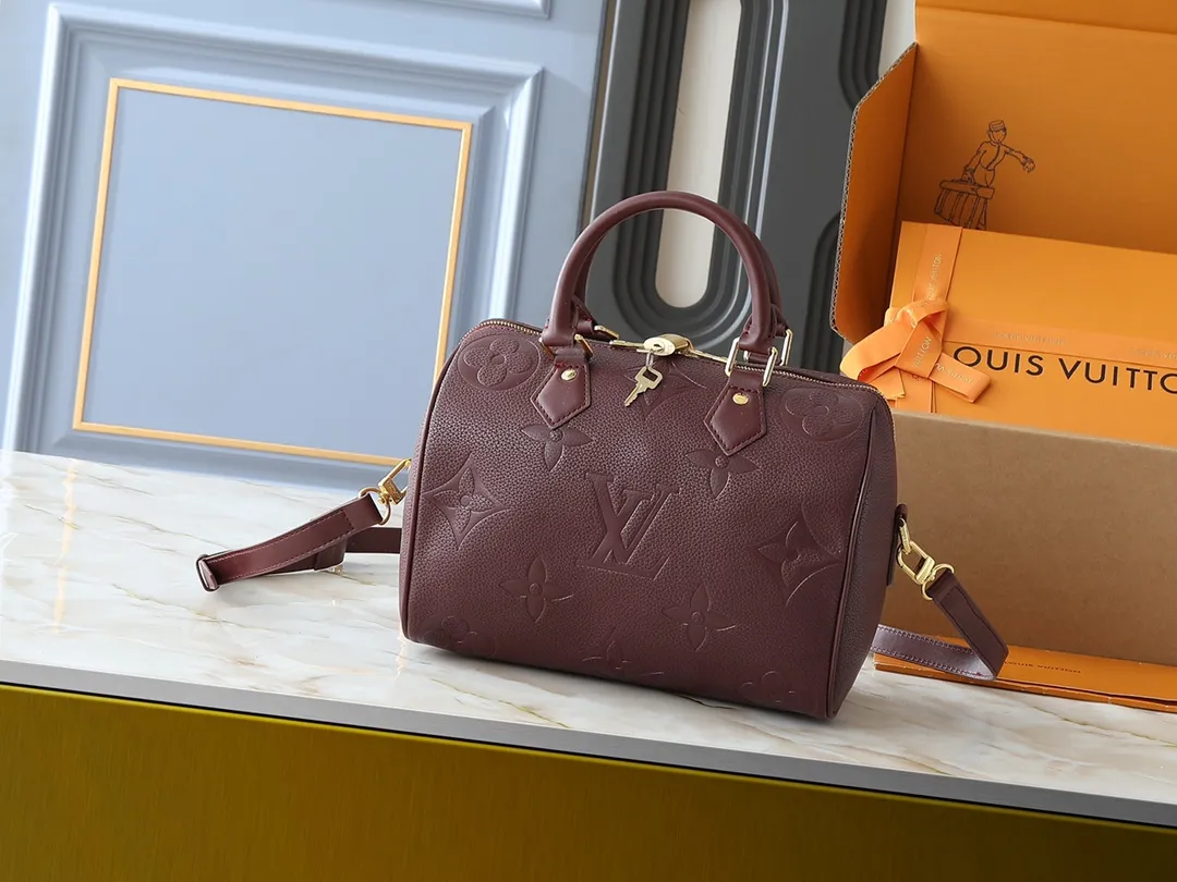 💰260💰Upgraded from the original M46736 M59273 M58947 M21464 M59609, the Speedy Bandoulière 25 handbag makes an eye-catching reappearance in the 2021 autumn Wild at Heart capsule series. It is embossed with oversized LV letters in Monogram Empreinte leather, and the detachable shoulder strap adds a crossbody option. Dimensions: 25.0 x 19.0 x 15.0 cm (L x H x W).