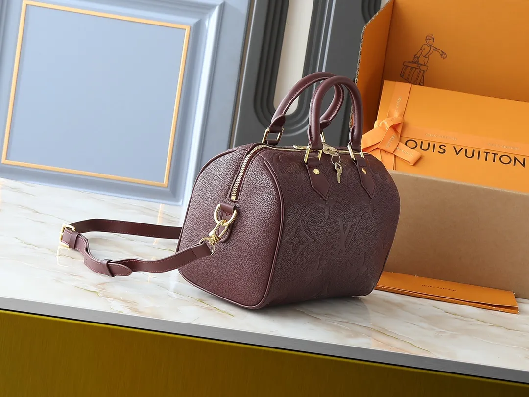 💰260💰Upgraded from the original M46736 M59273 M58947 M21464 M59609, the Speedy Bandoulière 25 handbag makes an eye-catching reappearance in the 2021 autumn Wild at Heart capsule series. It is embossed with oversized LV letters in Monogram Empreinte leather, and the detachable shoulder strap adds a crossbody option. Dimensions: 25.0 x 19.0 x 15.0 cm (L x H x W).