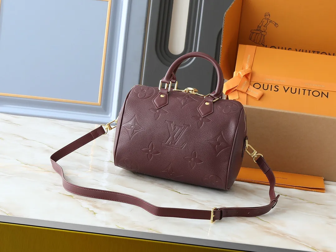 💰260💰Upgraded from the original M46736 M59273 M58947 M21464 M59609, the Speedy Bandoulière 25 handbag makes an eye-catching reappearance in the 2021 autumn Wild at Heart capsule series. It is embossed with oversized LV letters in Monogram Empreinte leather, and the detachable shoulder strap adds a crossbody option. Dimensions: 25.0 x 19.0 x 15.0 cm (L x H x W).