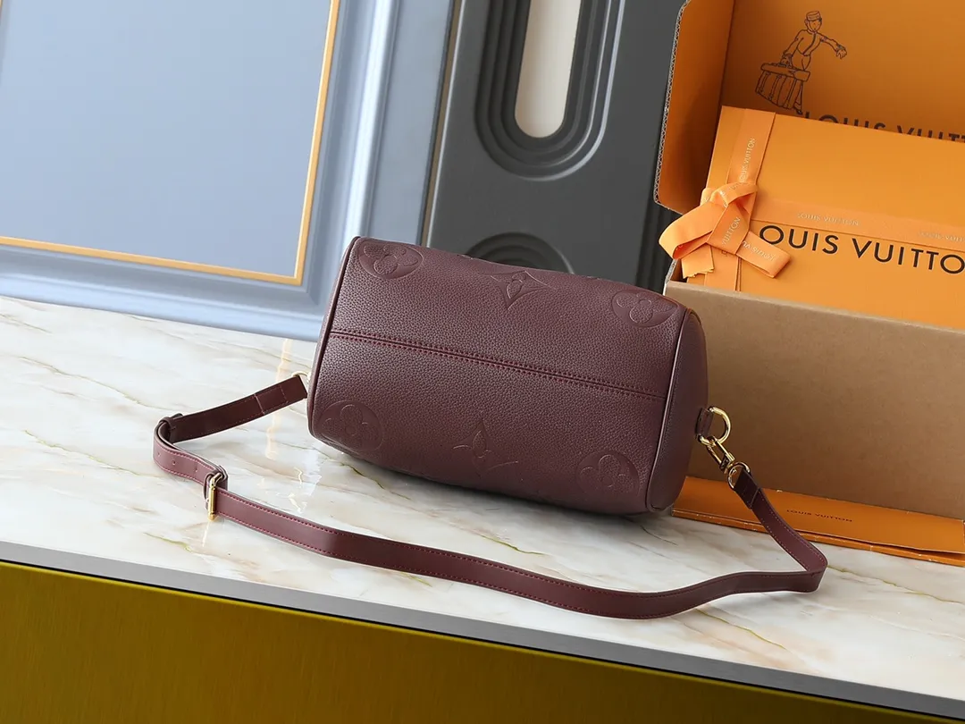 💰260💰Upgraded from the original M46736 M59273 M58947 M21464 M59609, the Speedy Bandoulière 25 handbag makes an eye-catching reappearance in the 2021 autumn Wild at Heart capsule series. It is embossed with oversized LV letters in Monogram Empreinte leather, and the detachable shoulder strap adds a crossbody option. Dimensions: 25.0 x 19.0 x 15.0 cm (L x H x W).