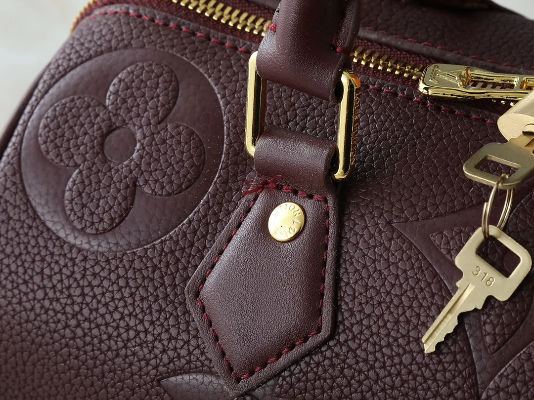 💰260💰Upgraded from the original M46736 M59273 M58947 M21464 M59609, the Speedy Bandoulière 25 handbag makes an eye-catching reappearance in the 2021 autumn Wild at Heart capsule series. It is embossed with oversized LV letters in Monogram Empreinte leather, and the detachable shoulder strap adds a crossbody option. Dimensions: 25.0 x 19.0 x 15.0 cm (L x H x W).