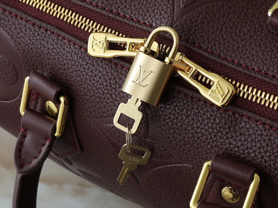 💰260💰Upgraded from the original M46736 M59273 M58947 M21464 M59609, the Speedy Bandoulière 25 handbag makes an eye-catching reappearance in the 2021 autumn Wild at Heart capsule series. It is embossed with oversized LV letters in Monogram Empreinte leather, and the detachable shoulder strap adds a crossbody option. Dimensions: 25.0 x 19.0 x 15.0 cm (L x H x W).