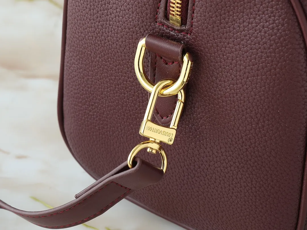 💰260💰Upgraded from the original M46736 M59273 M58947 M21464 M59609, the Speedy Bandoulière 25 handbag makes an eye-catching reappearance in the 2021 autumn Wild at Heart capsule series. It is embossed with oversized LV letters in Monogram Empreinte leather, and the detachable shoulder strap adds a crossbody option. Dimensions: 25.0 x 19.0 x 15.0 cm (L x H x W).