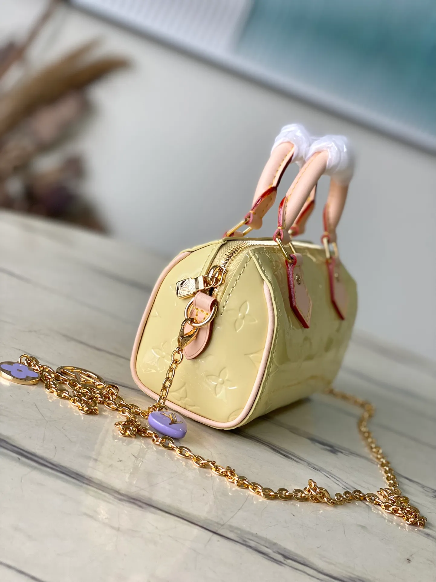 💰1020 (top layer leather) top original order M83000 yellow. This Nano Speedy handbag is made of Monogram Vernis pastel patent leather. It is a mini version of the brand's most famous travel bag. The bright patent leather is embossed with the Monogram pattern and features a natural leather top handle. The detachable gold chain strap is embellished with a charm and is the perfect size for mobile phones and small wallets. Dimensions: 16 x 10 x 7.5 cm (length x height x width)
