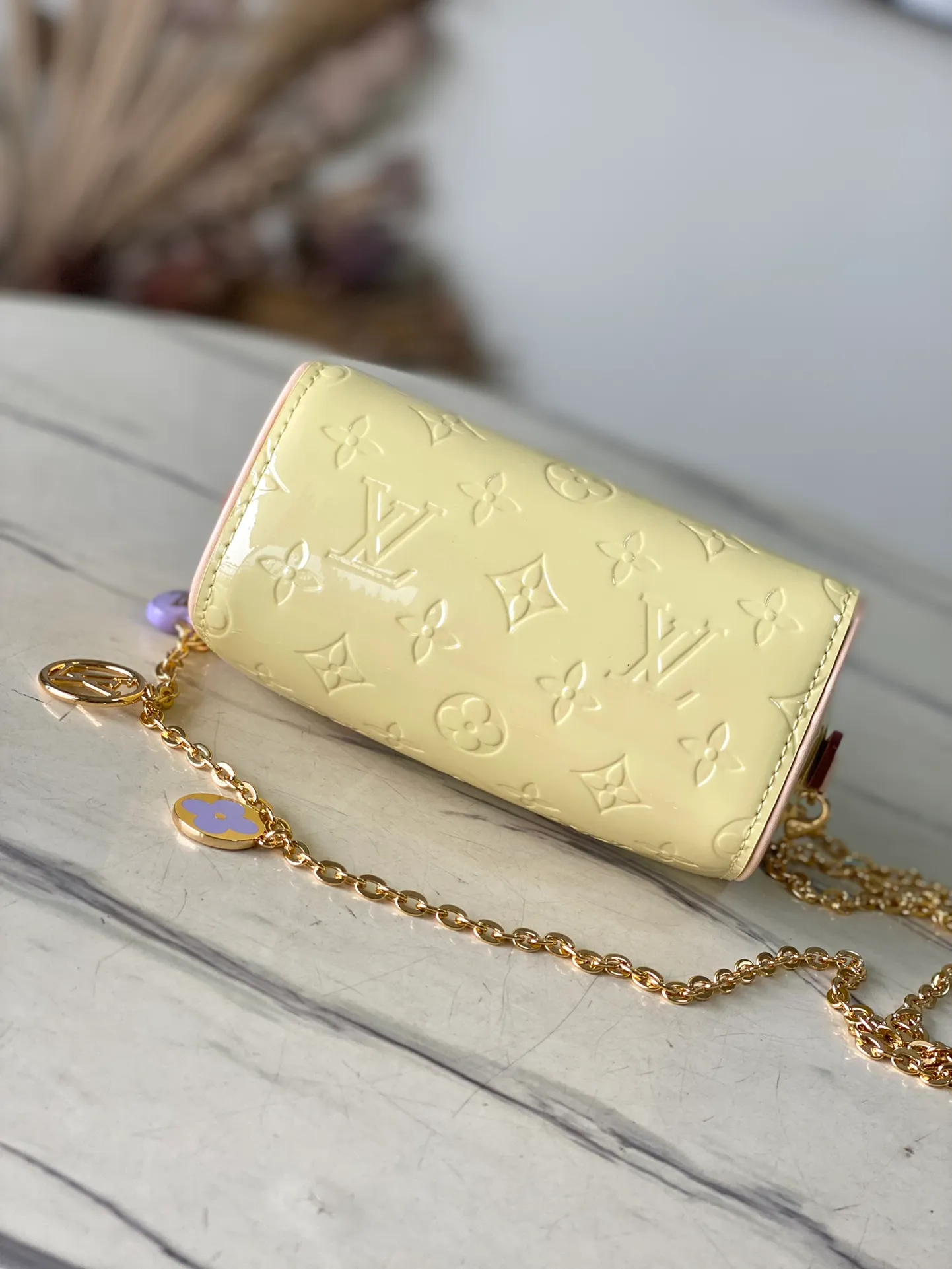 💰1020 (top layer leather) top original order M83000 yellow. This Nano Speedy handbag is made of Monogram Vernis pastel patent leather. It is a mini version of the brand's most famous travel bag. The bright patent leather is embossed with the Monogram pattern and features a natural leather top handle. The detachable gold chain strap is embellished with a charm and is the perfect size for mobile phones and small wallets. Dimensions: 16 x 10 x 7.5 cm (length x height x width)