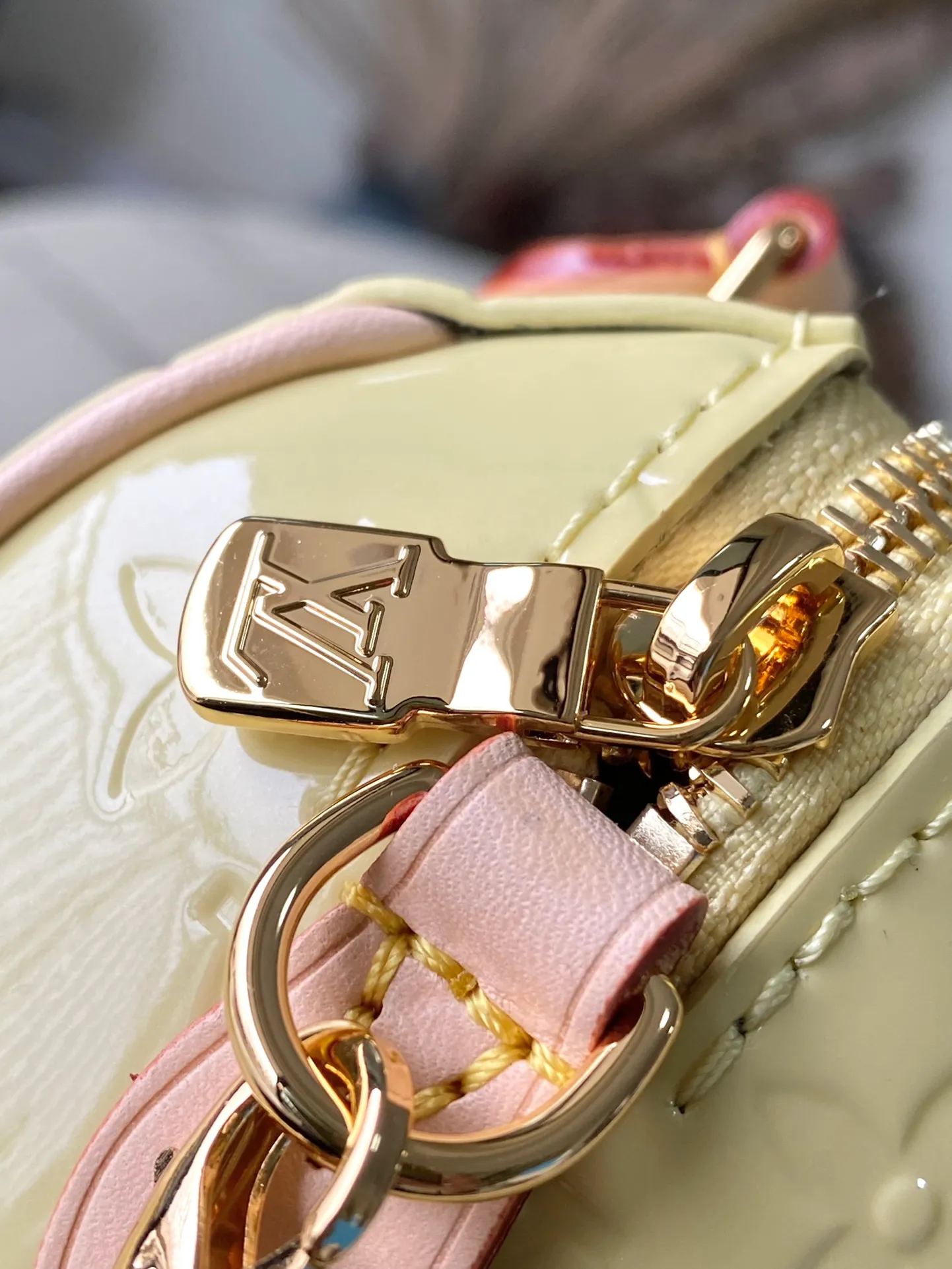 💰1020 (top layer leather) top original order M83000 yellow. This Nano Speedy handbag is made of Monogram Vernis pastel patent leather. It is a mini version of the brand's most famous travel bag. The bright patent leather is embossed with the Monogram pattern and features a natural leather top handle. The detachable gold chain strap is embellished with a charm and is the perfect size for mobile phones and small wallets. Dimensions: 16 x 10 x 7.5 cm (length x height x width)