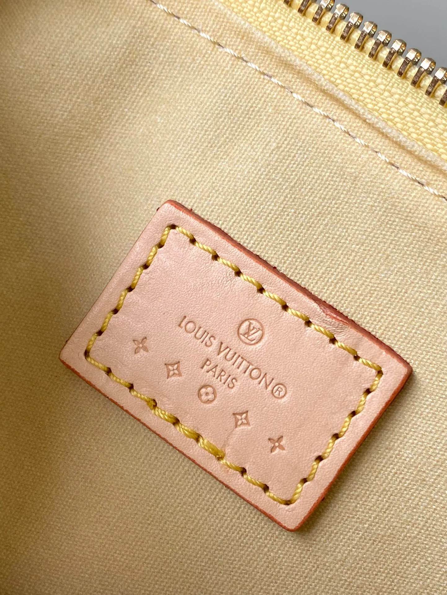 💰1020 (top layer leather) top original order M83000 yellow. This Nano Speedy handbag is made of Monogram Vernis pastel patent leather. It is a mini version of the brand's most famous travel bag. The bright patent leather is embossed with the Monogram pattern and features a natural leather top handle. The detachable gold chain strap is embellished with a charm and is the perfect size for mobile phones and small wallets. Dimensions: 16 x 10 x 7.5 cm (length x height x width)