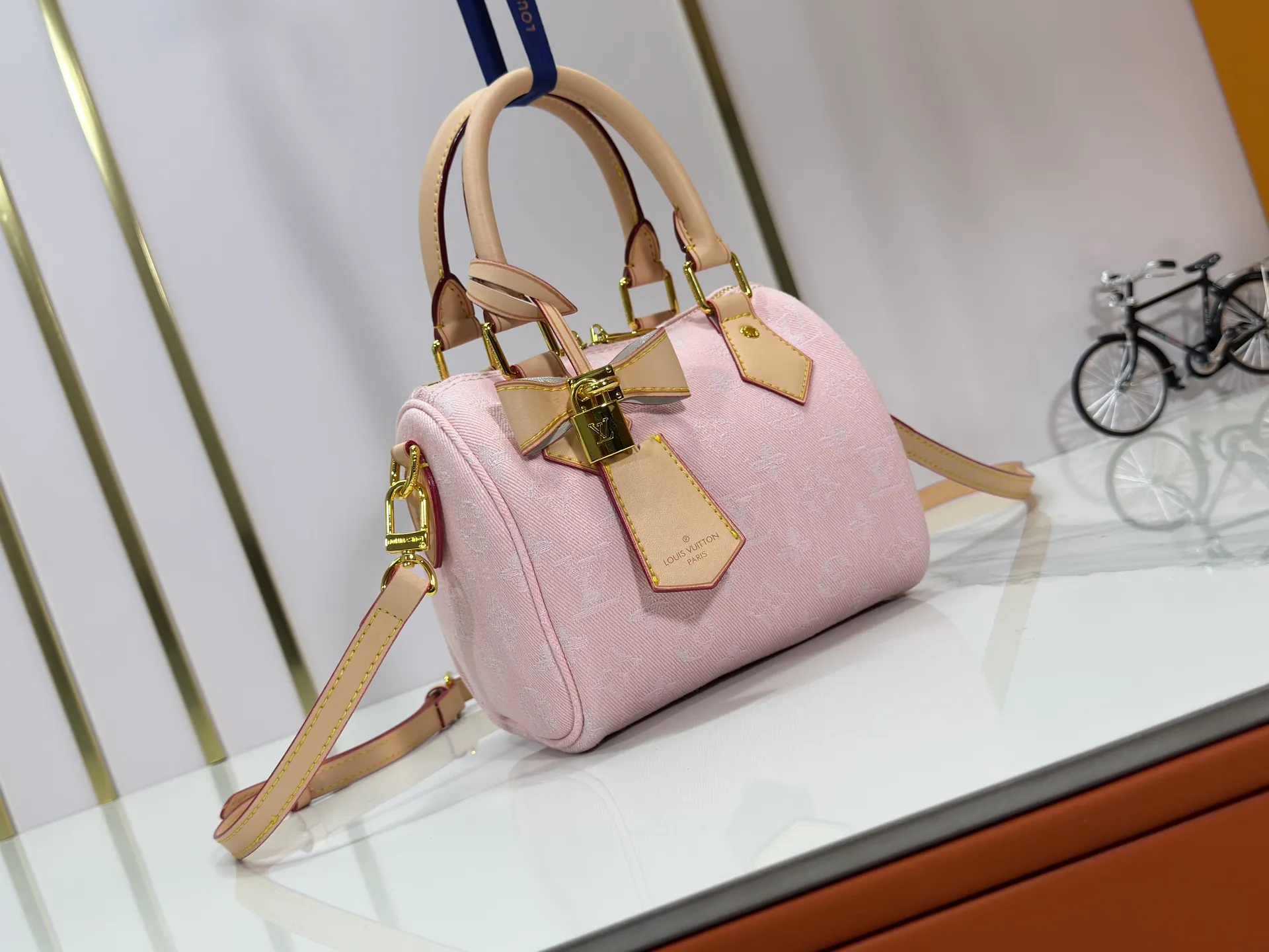 P280 M46234 M81878 Upgraded from the original version, Iv's new Murakami Takashi's new collaboration series speedy nano pink pillow bag ~ with long strap (a single item sought after by many celebrities). Original white fabric with discolored cowhide, top hardware. Original quality. Super high return rate. Size: 20.5x13.5x12