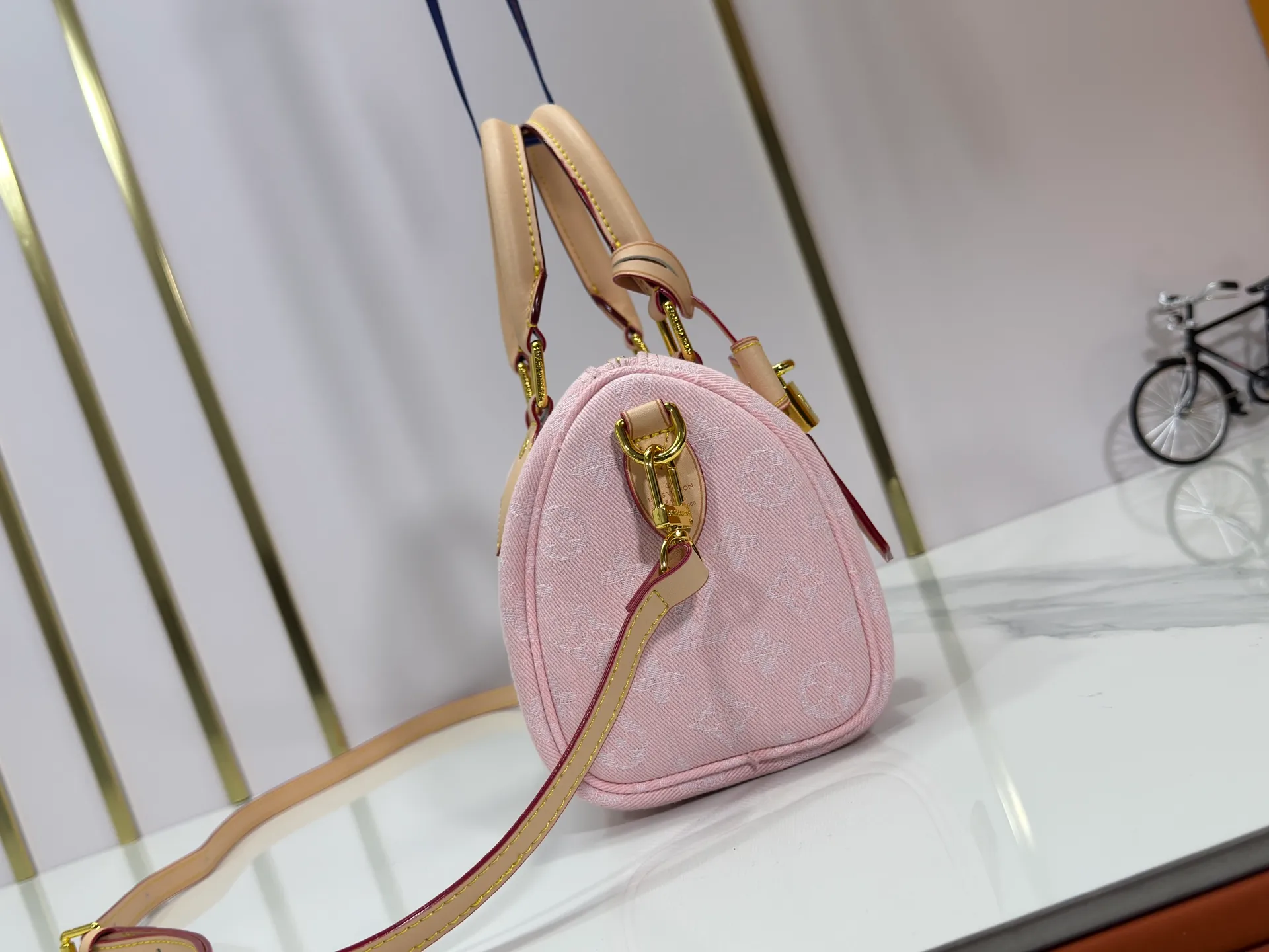 P280 M46234 M81878 Upgraded from the original version, Iv's new Murakami Takashi's new collaboration series speedy nano pink pillow bag ~ with long strap (a single item sought after by many celebrities). Original white fabric with discolored cowhide, top hardware. Original quality. Super high return rate. Size: 20.5x13.5x12
